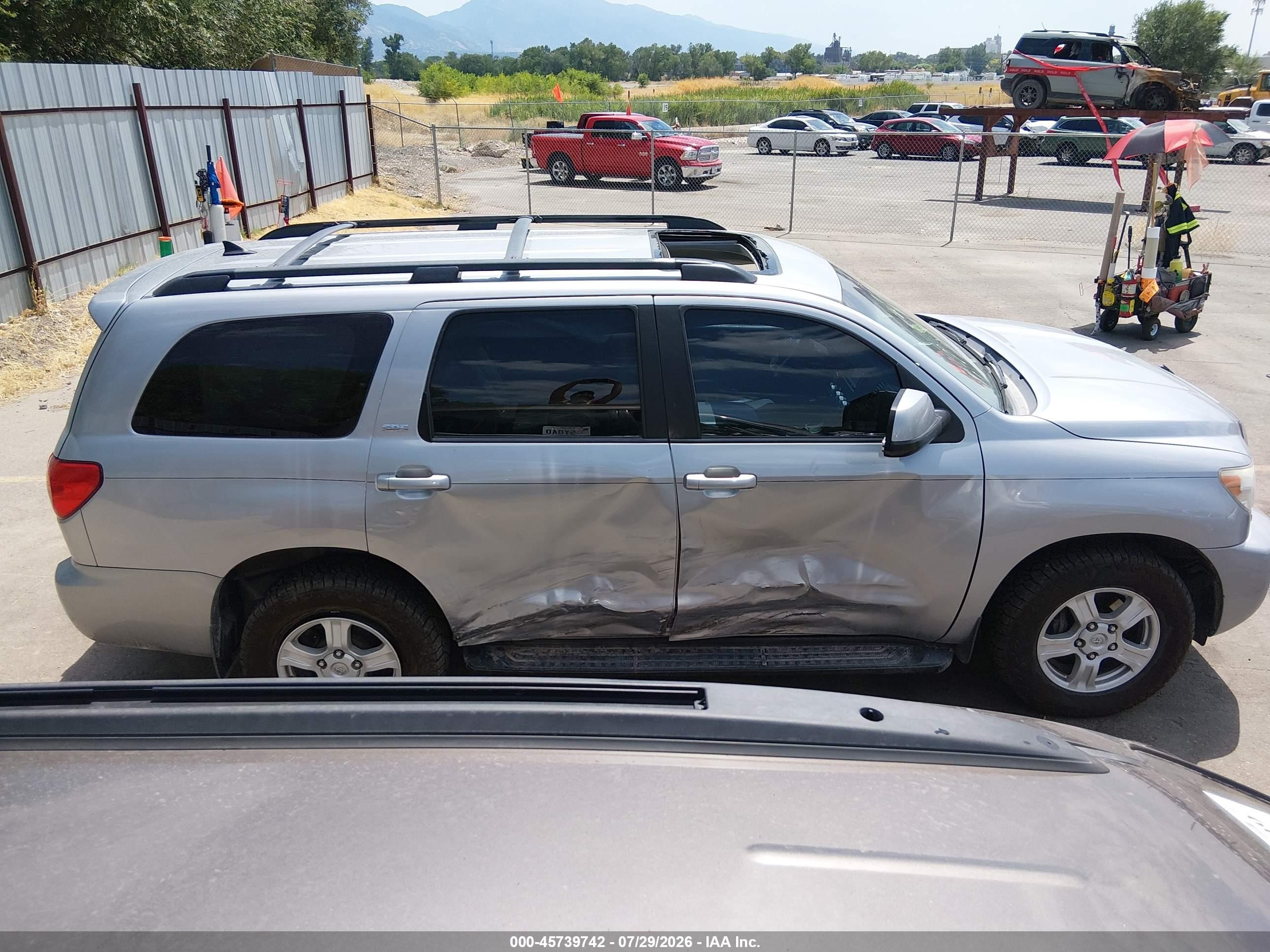 2015 Toyota Sequoia Sr5 5.7l V8 Silver vin: 5TDBY5G11FS116987