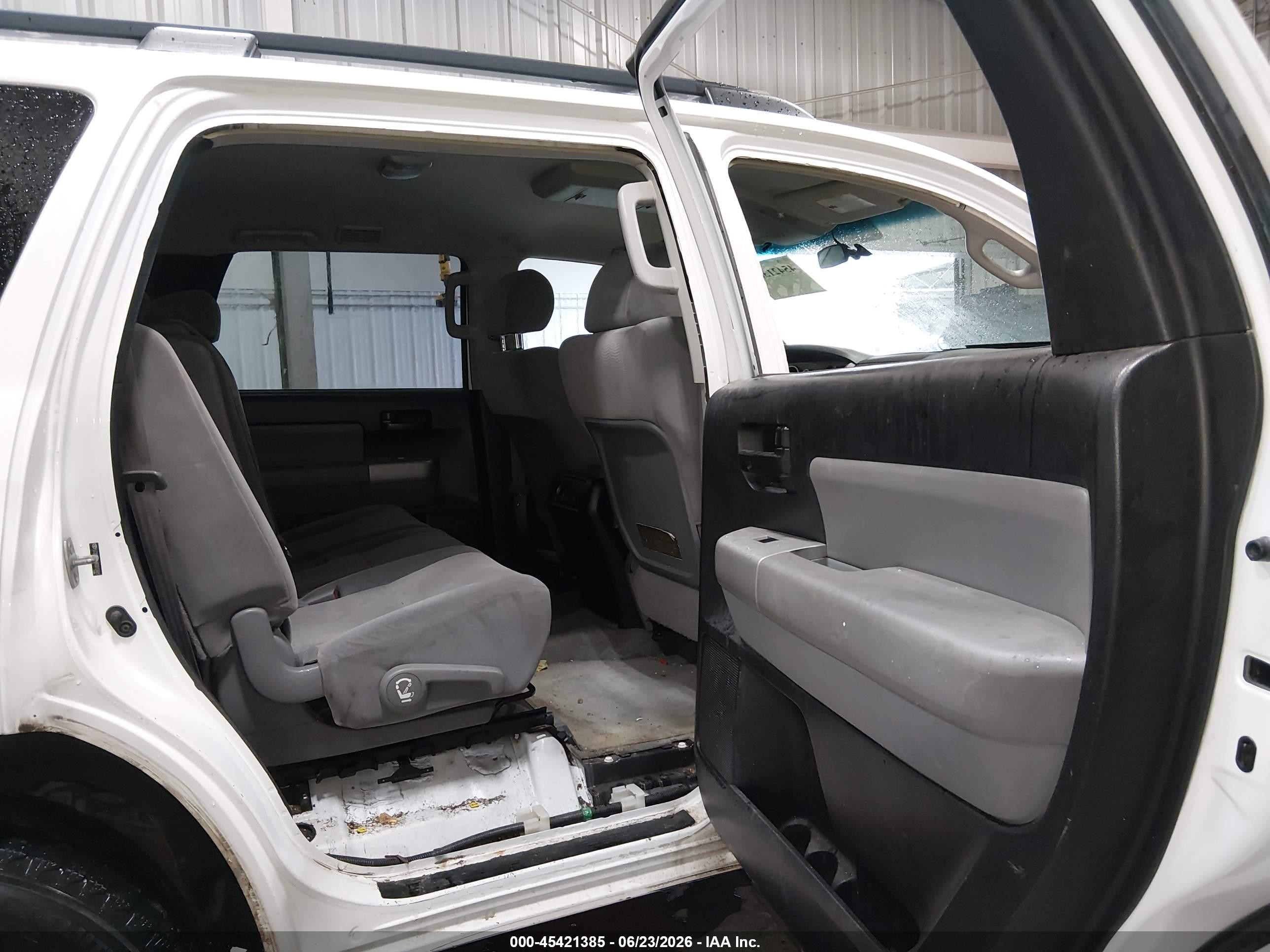 2008 Toyota Sequoia Sr5 5.7l V8 White vin: 5TDBY64A98S013491