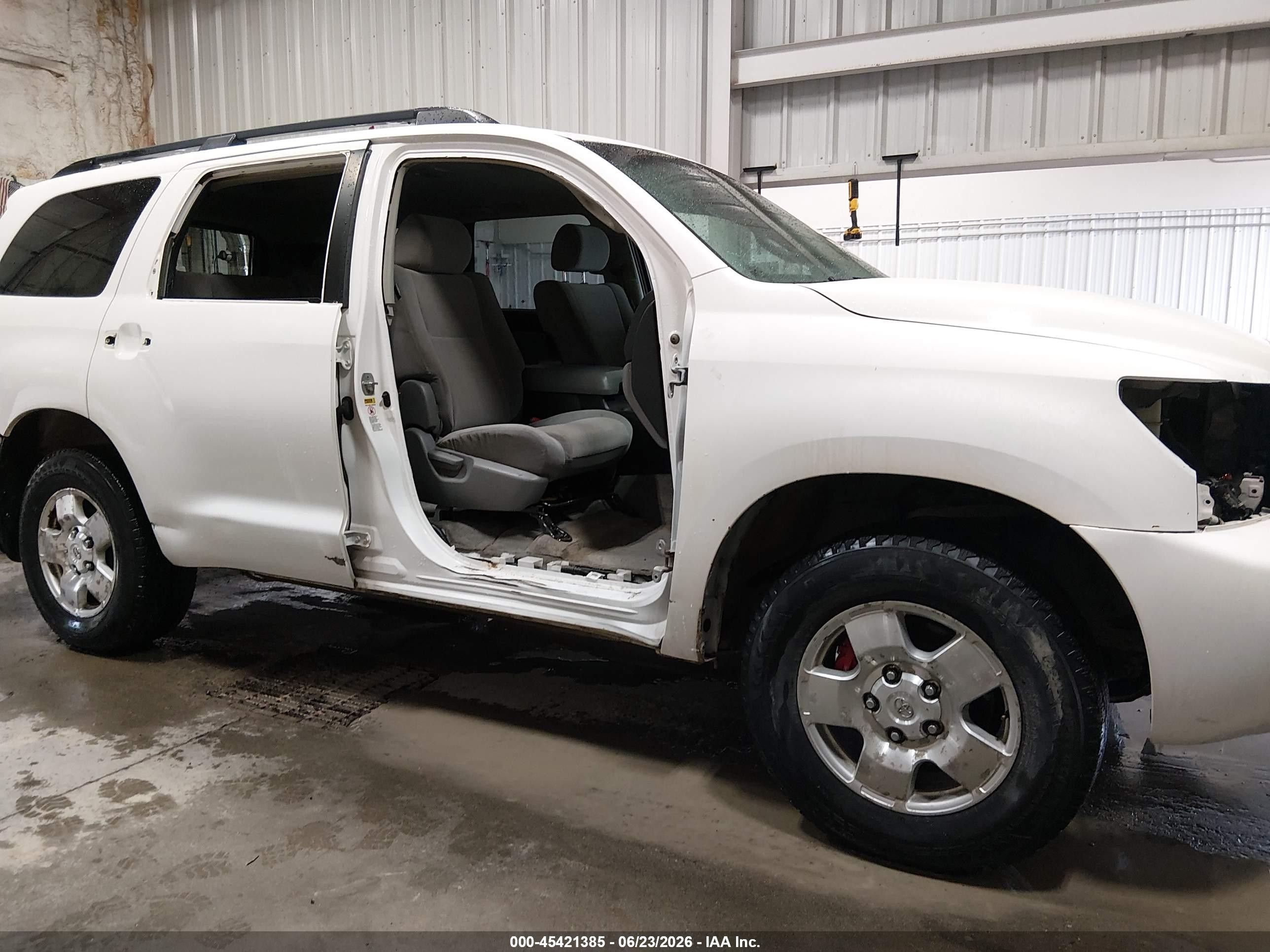 2008 Toyota Sequoia Sr5 5.7l V8 White vin: 5TDBY64A98S013491