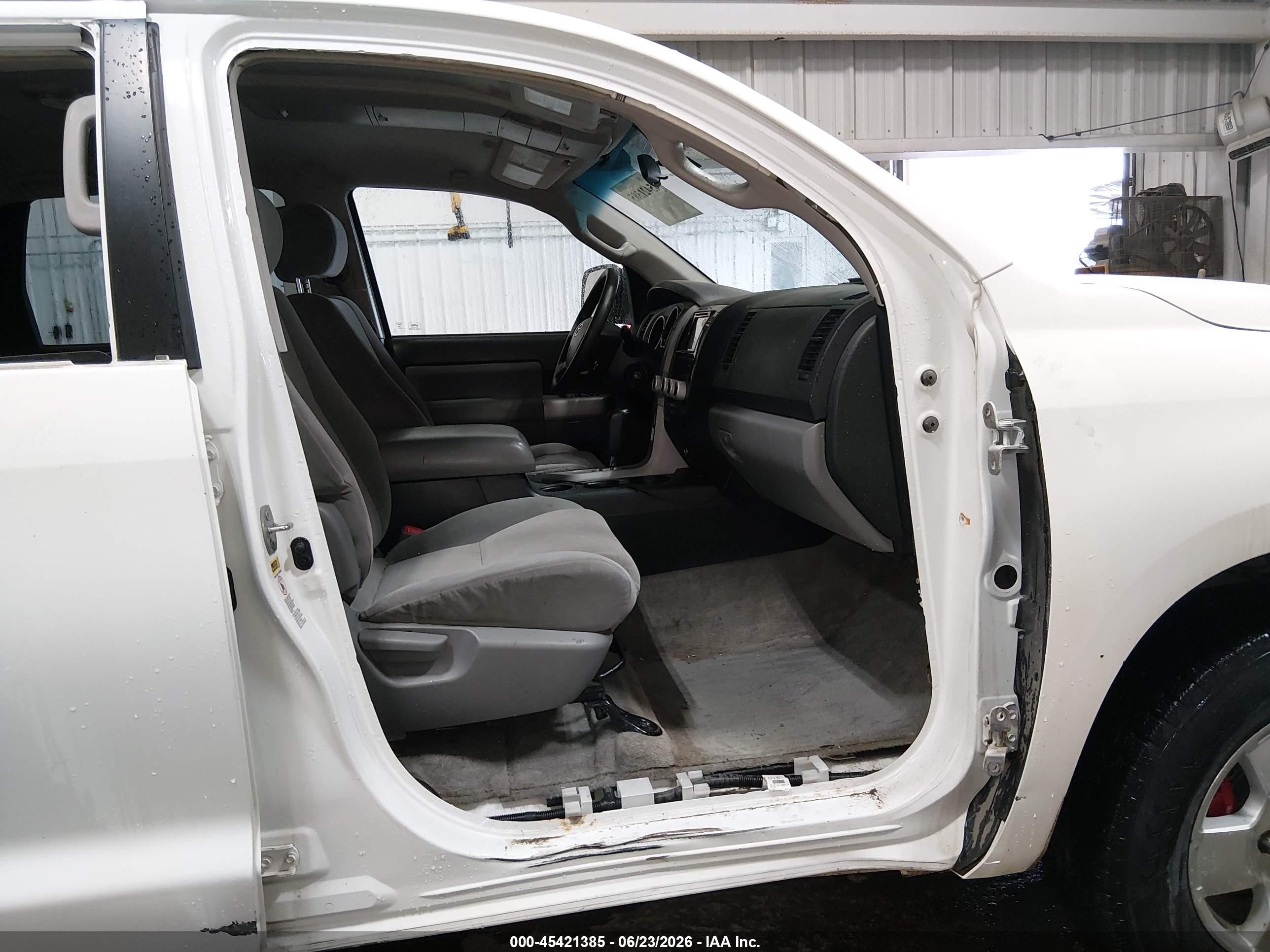 2008 Toyota Sequoia Sr5 5.7l V8 White vin: 5TDBY64A98S013491