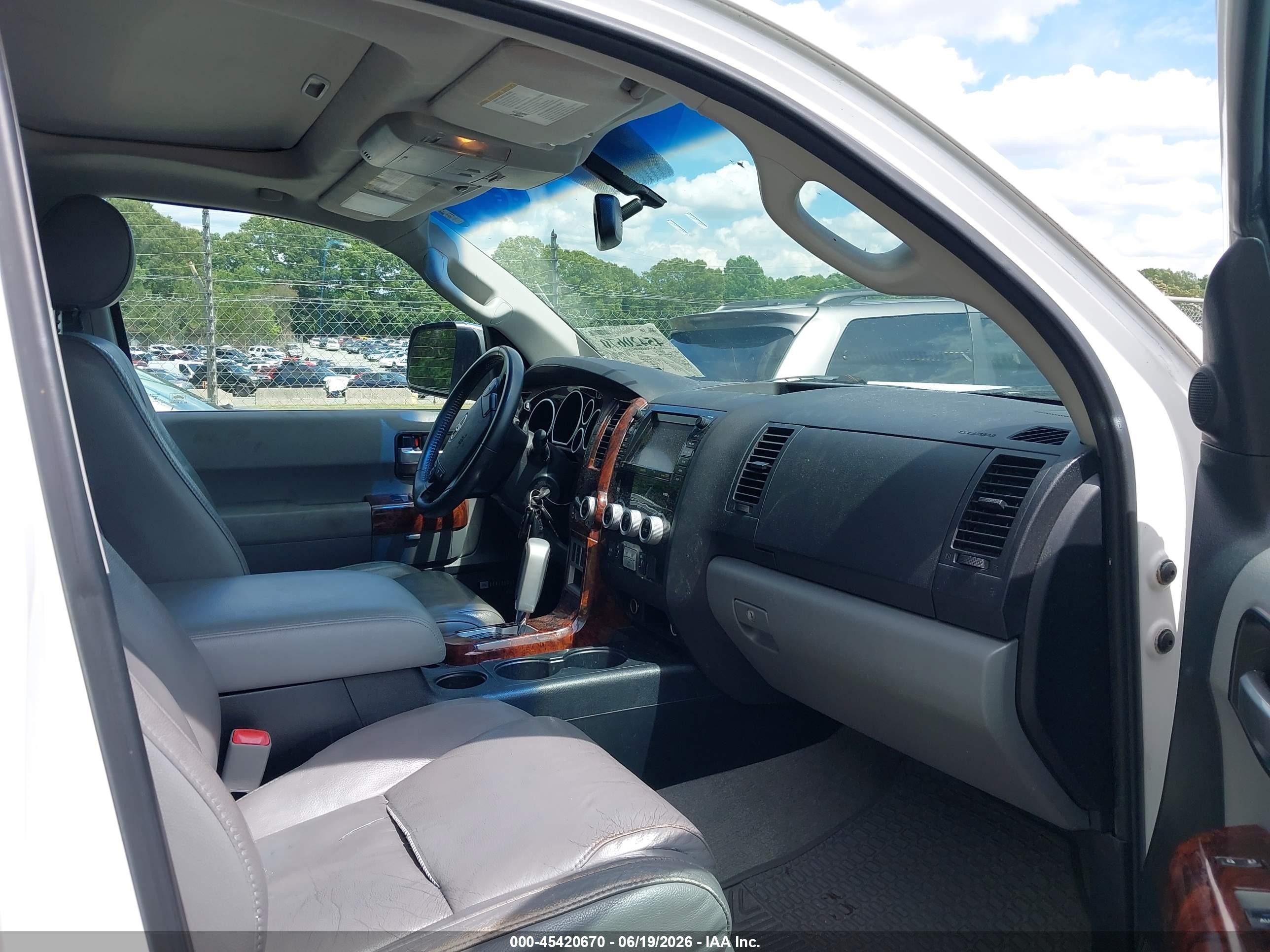 2008 Toyota Sequoia Limited 5.7l V8 Белый vin: 5TDBY68A08S014989