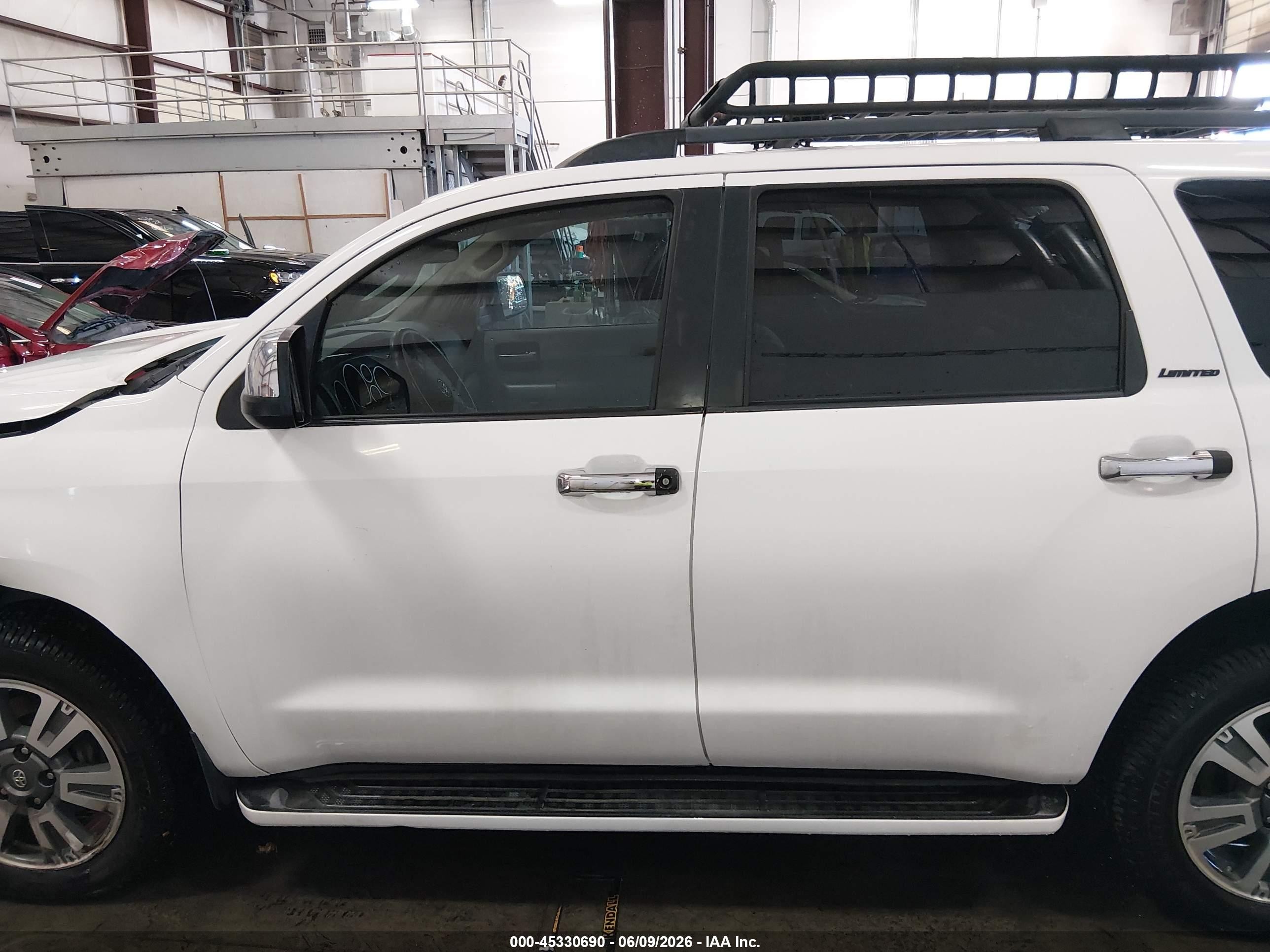 2008 Toyota Sequoia Limited 5.7l V8 Белый vin: 5TDBY68A18S012328