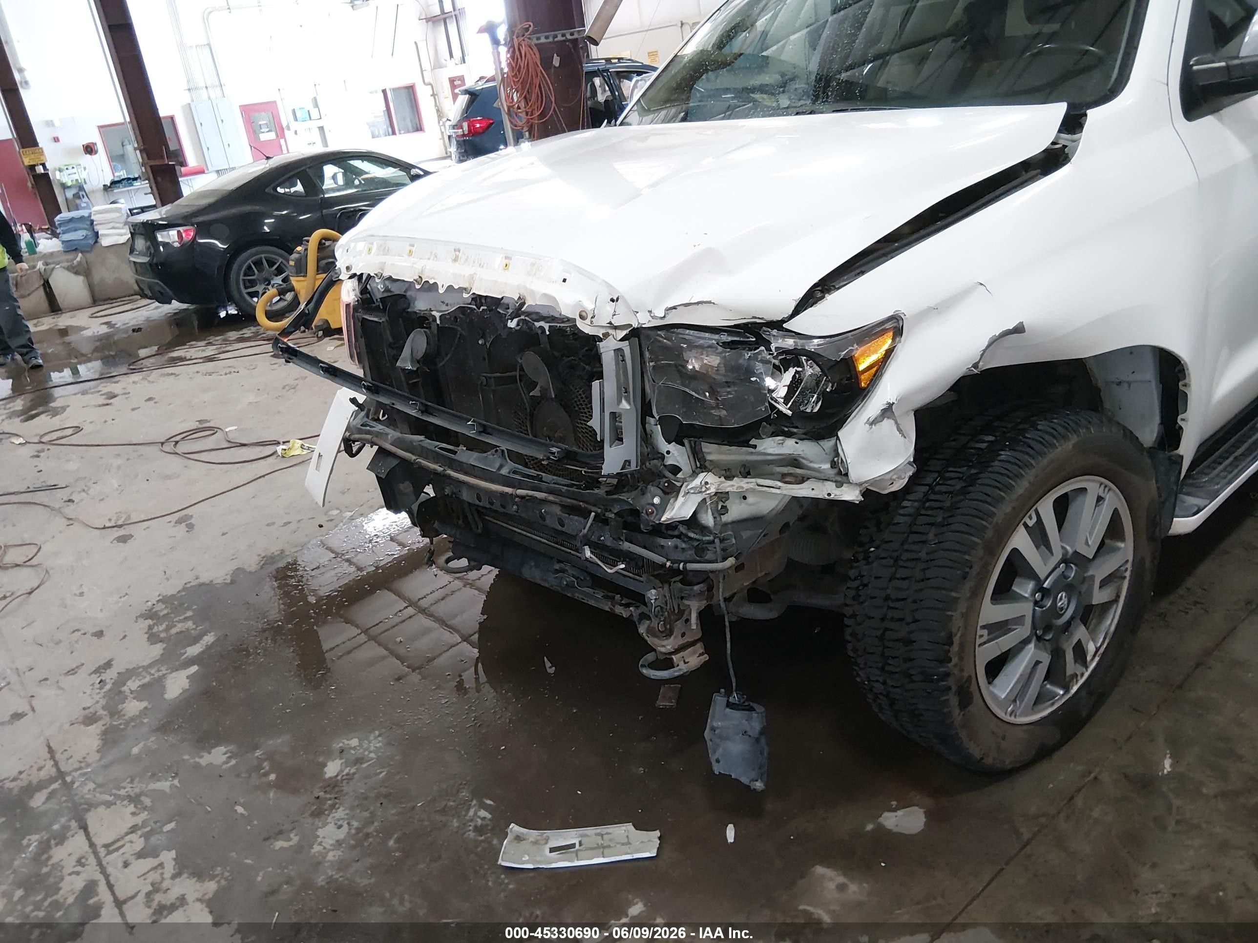 2008 Toyota Sequoia Limited 5.7l V8 Белый vin: 5TDBY68A18S012328