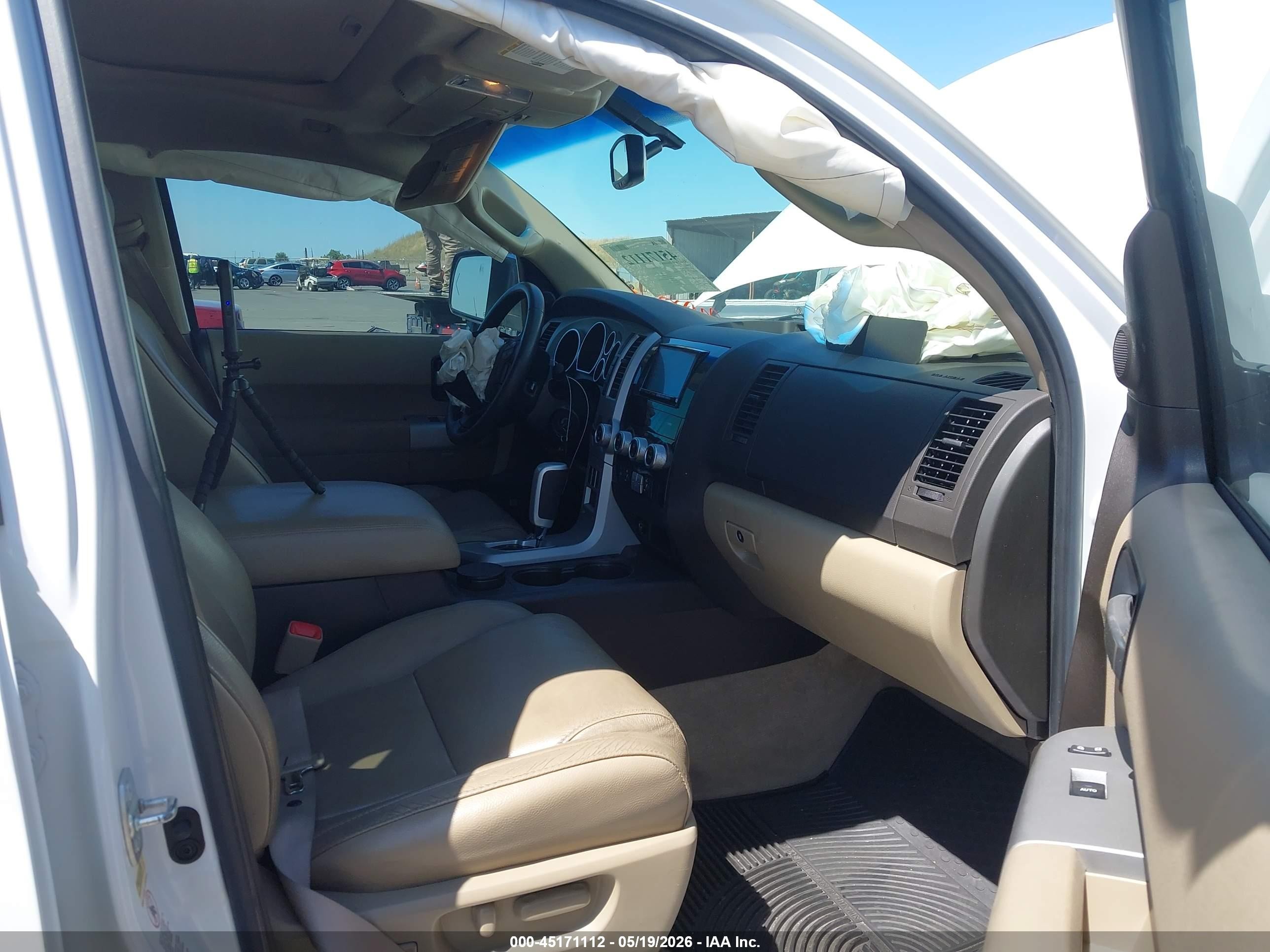 2008 Toyota Sequoia Limited 5.7l V8 White vin: 5TDBY68A58S021548