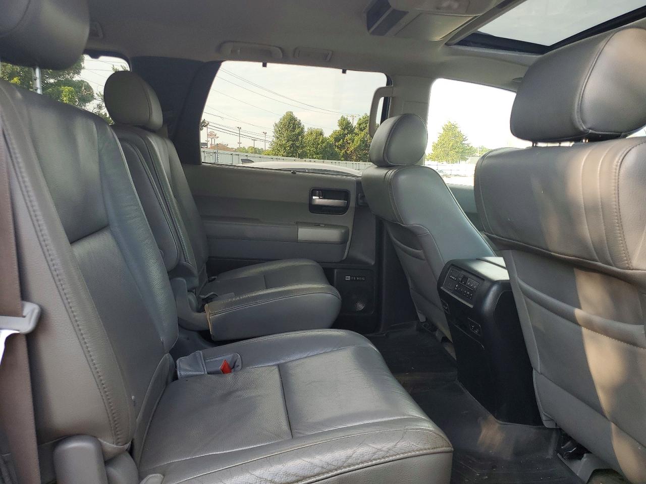 2008 Toyota Sequoia Limited Silver vin: 5TDBY68A68S018772