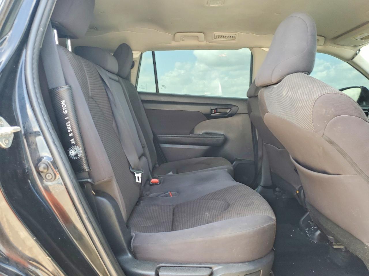 2022 Toyota Highlander Le Black vin: 5TDBZRBH1NS587805