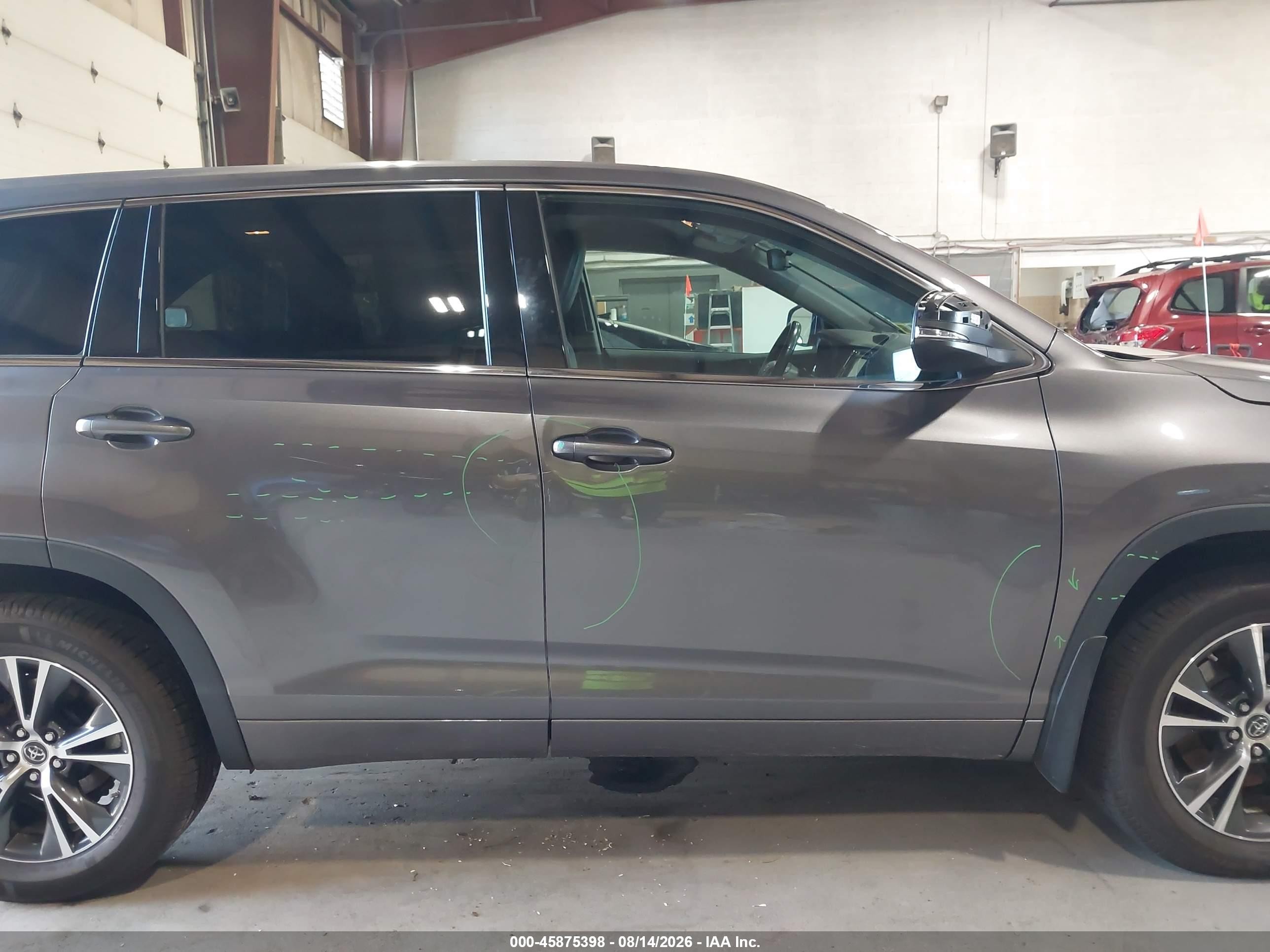 2018 Toyota Highlander Le Plus Gray vin: 5TDBZRFH0JS814146