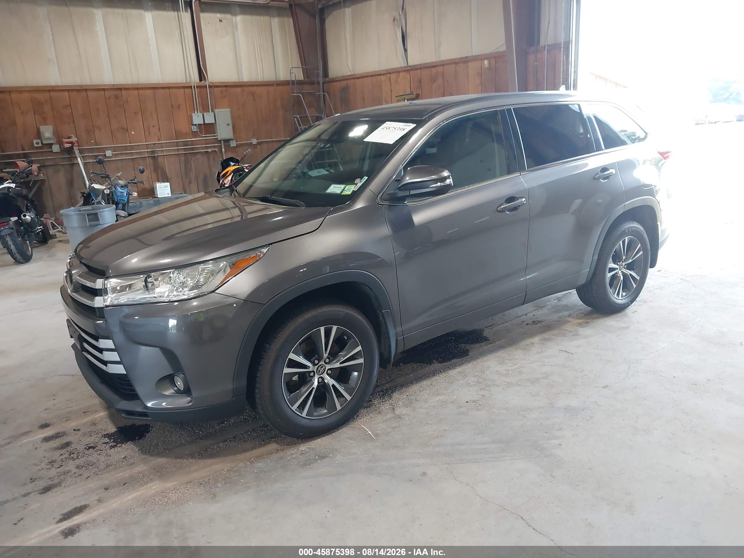 2018 Toyota Highlander Le Plus Gray vin: 5TDBZRFH0JS814146
