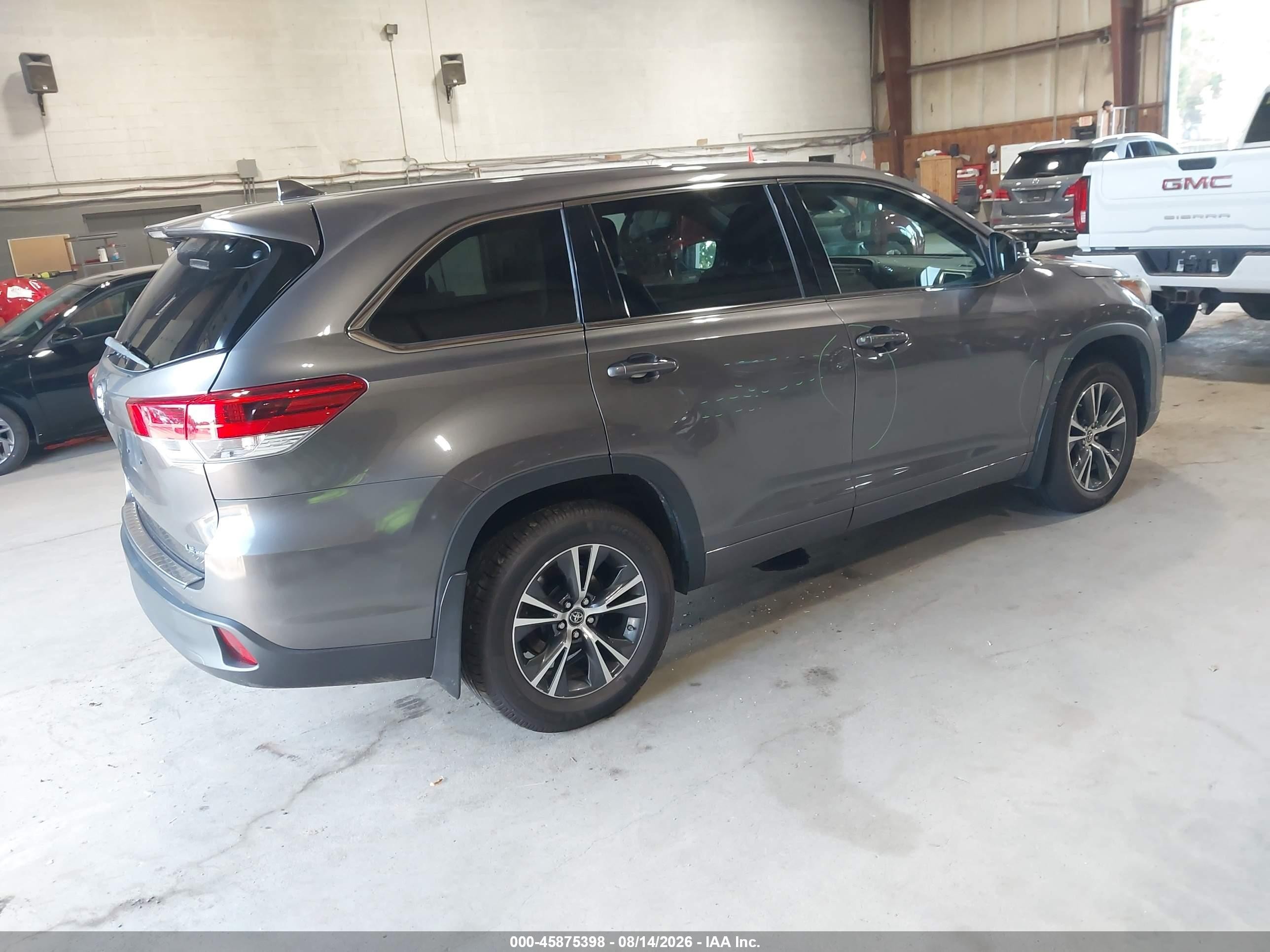 2018 Toyota Highlander Le Plus Gray vin: 5TDBZRFH0JS814146