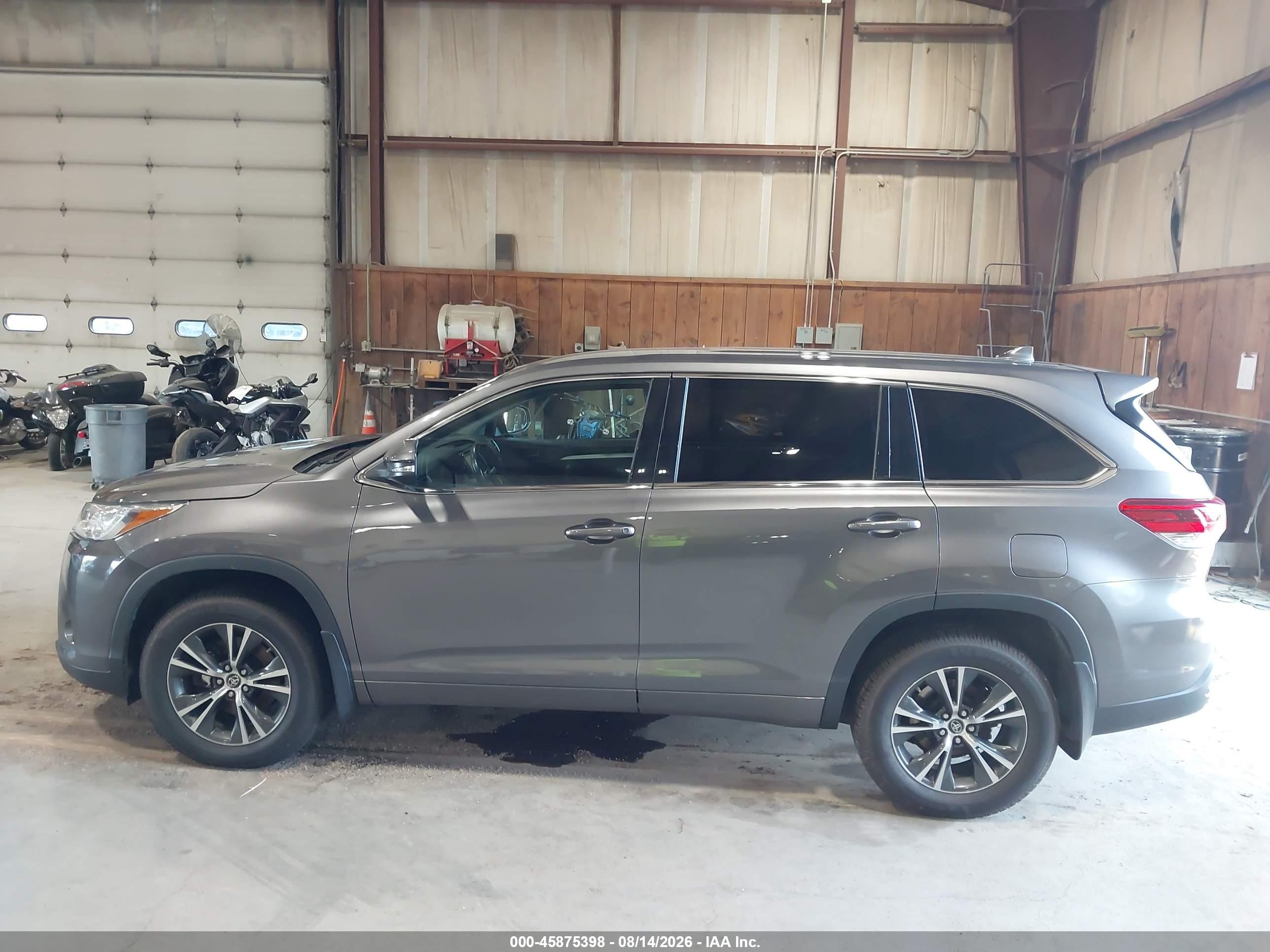 2018 Toyota Highlander Le Plus Gray vin: 5TDBZRFH0JS814146