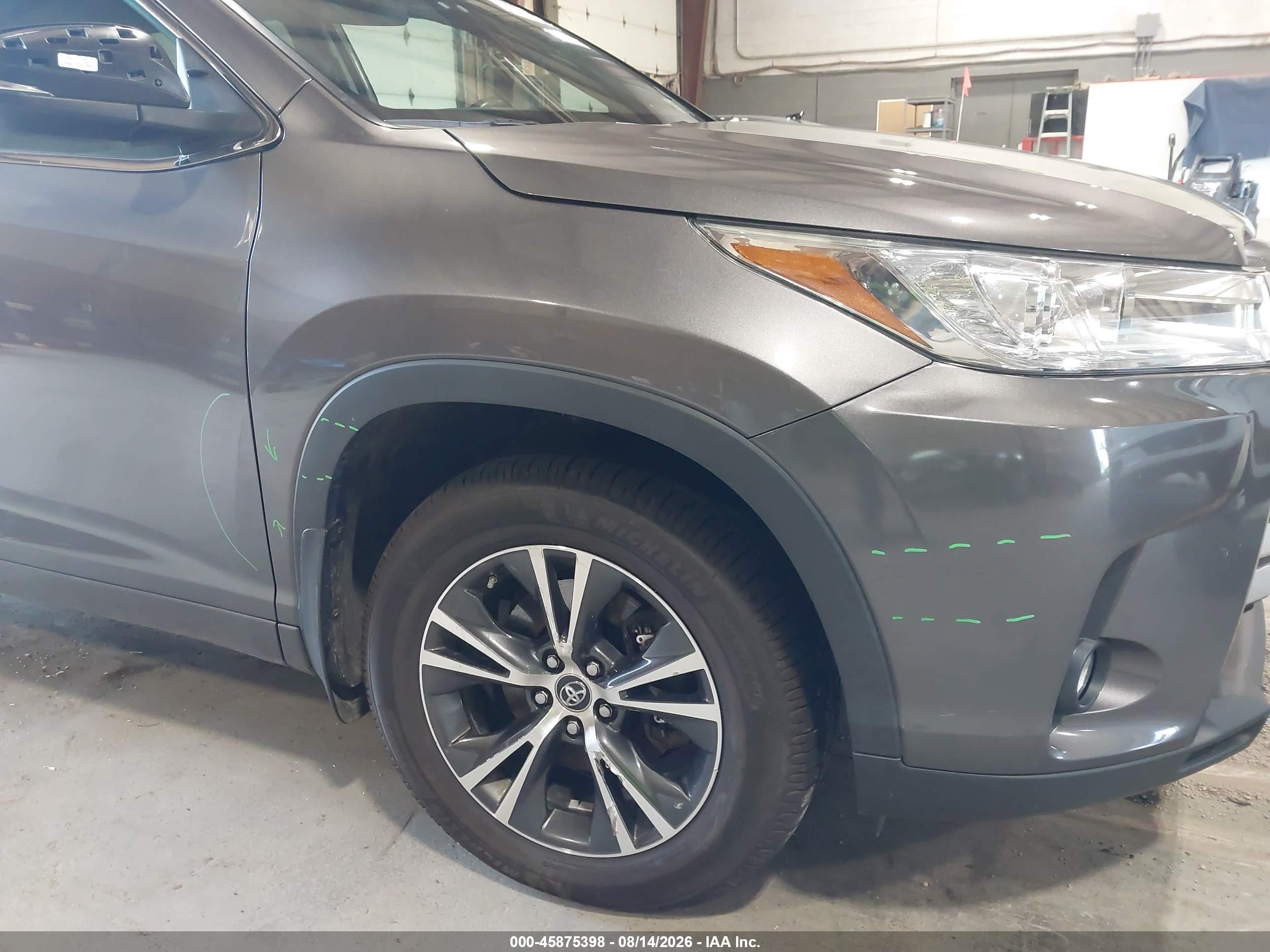 2018 Toyota Highlander Le Plus Gray vin: 5TDBZRFH0JS814146
