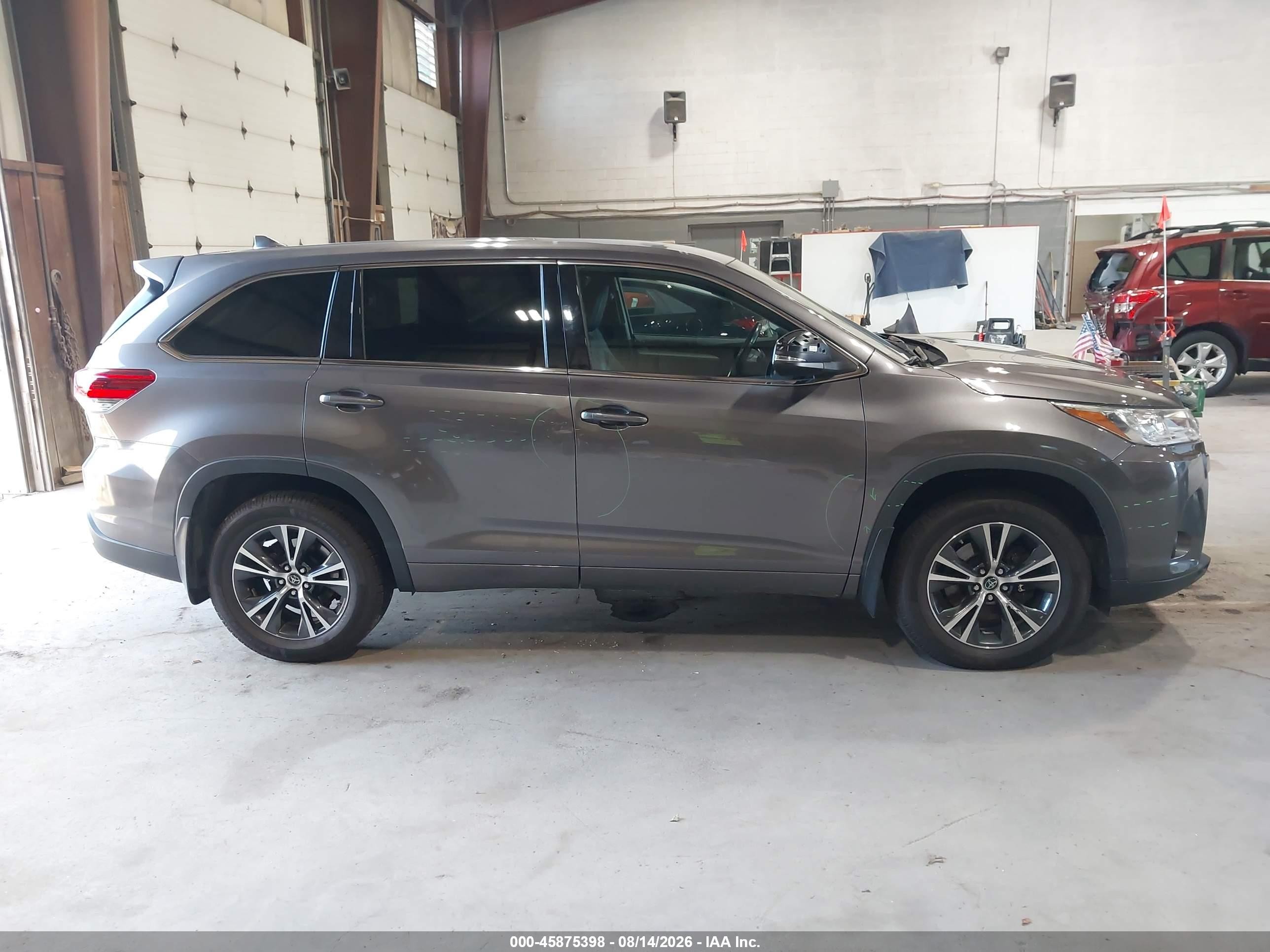 2018 Toyota Highlander Le Plus Gray vin: 5TDBZRFH0JS814146