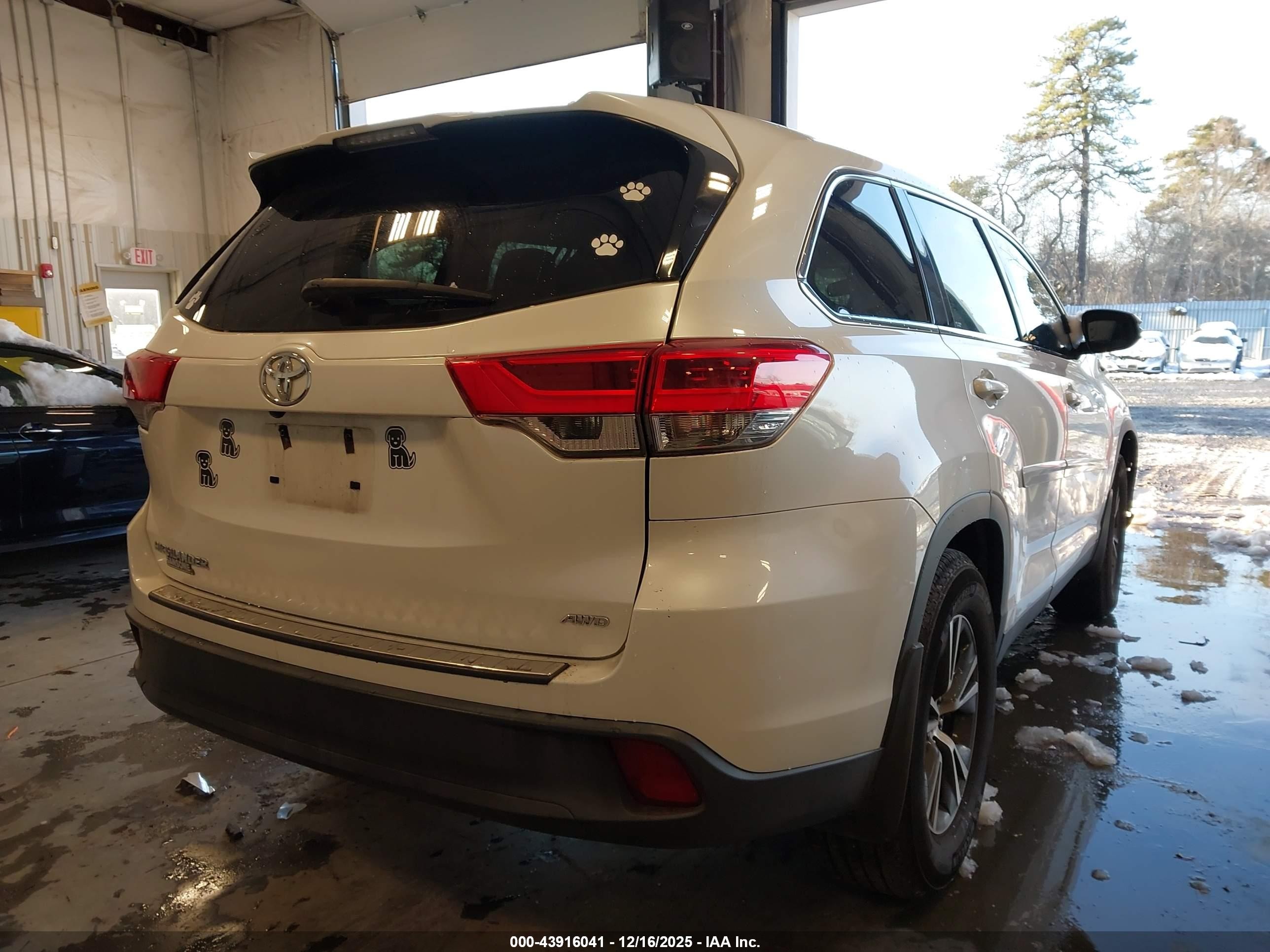 2019 Toyota Highlander Le White vin: 5TDBZRFH0KS978126