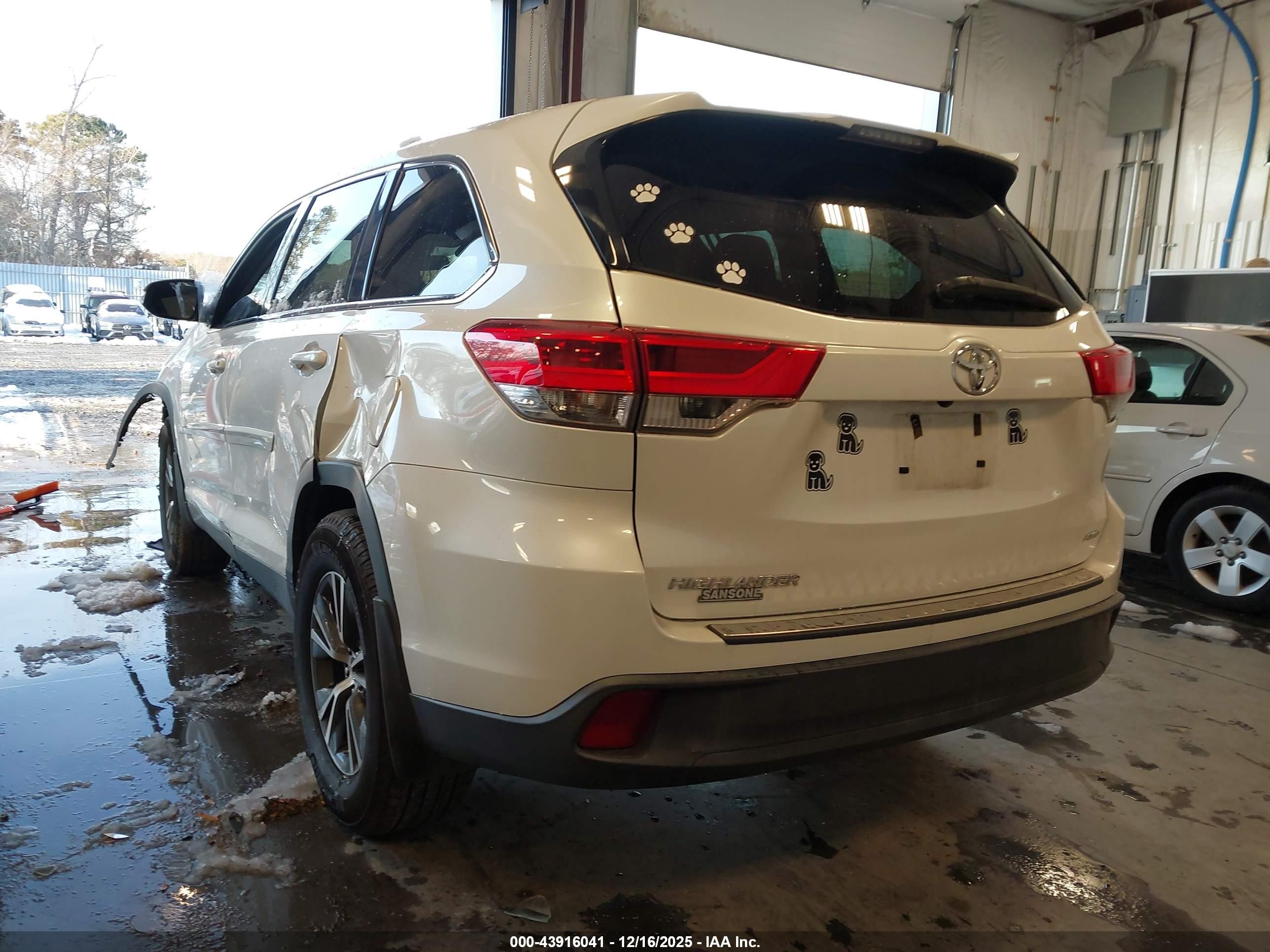 2019 Toyota Highlander Le White vin: 5TDBZRFH0KS978126