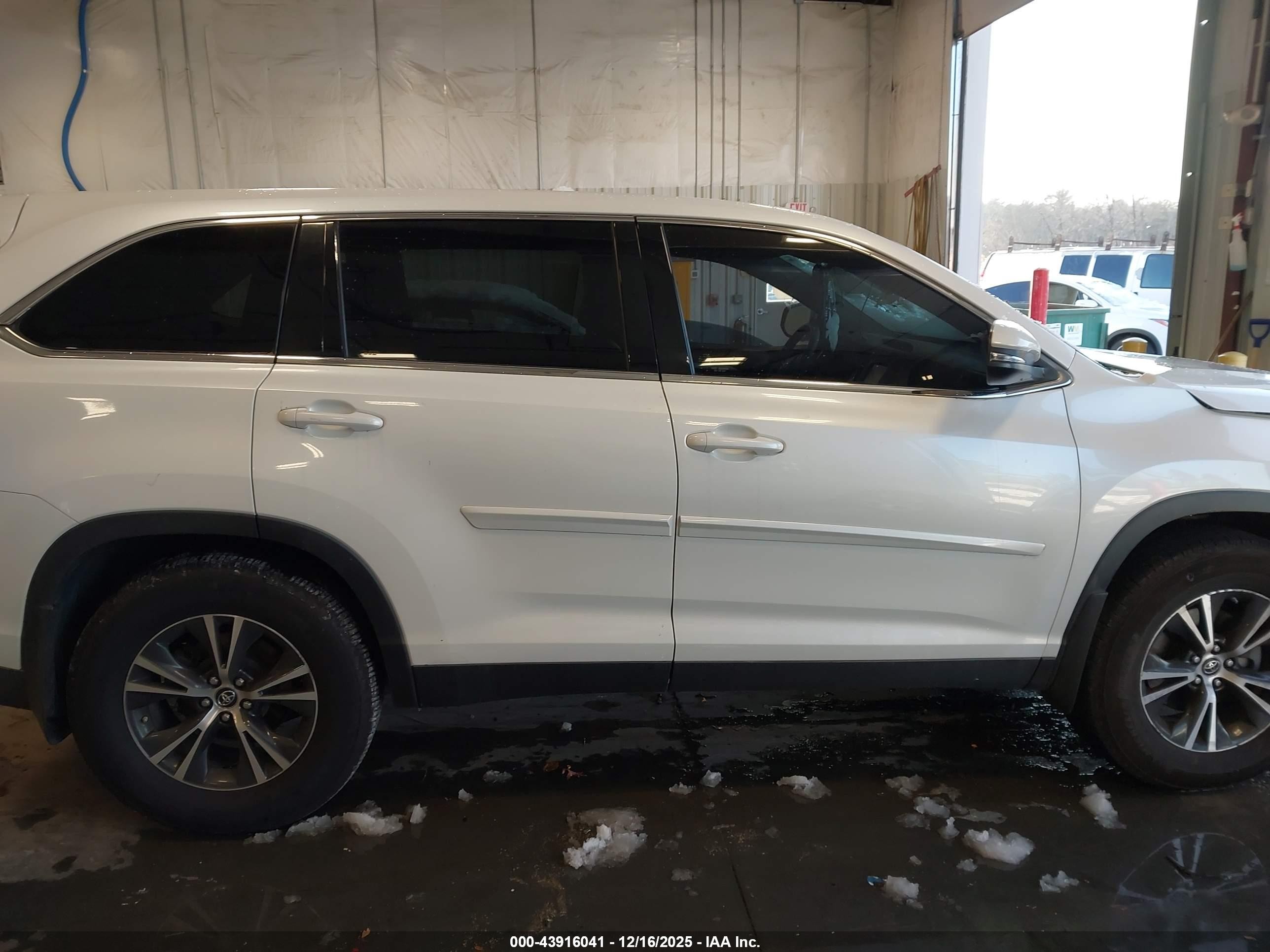 2019 Toyota Highlander Le White vin: 5TDBZRFH0KS978126