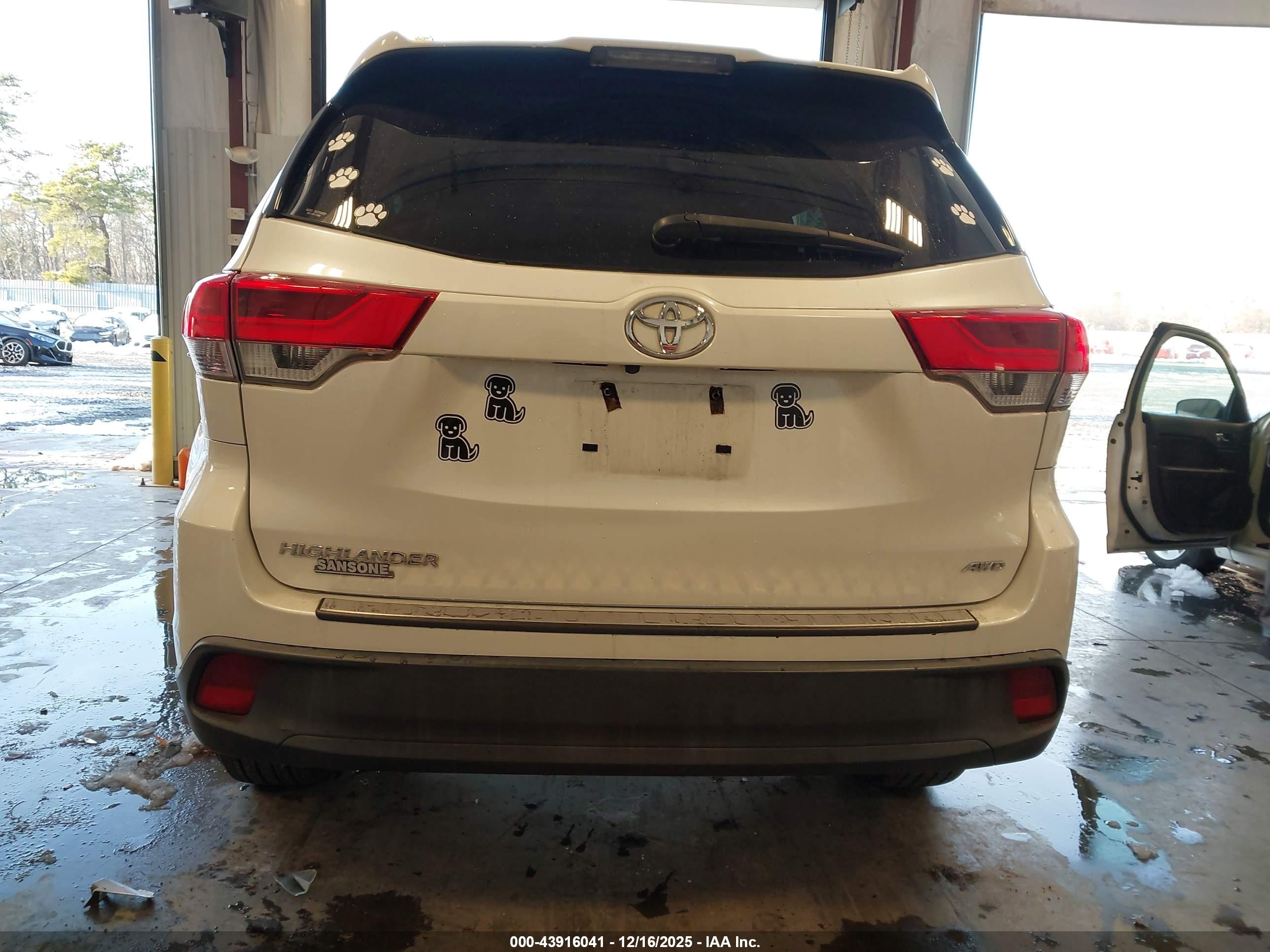 2019 Toyota Highlander Le White vin: 5TDBZRFH0KS978126