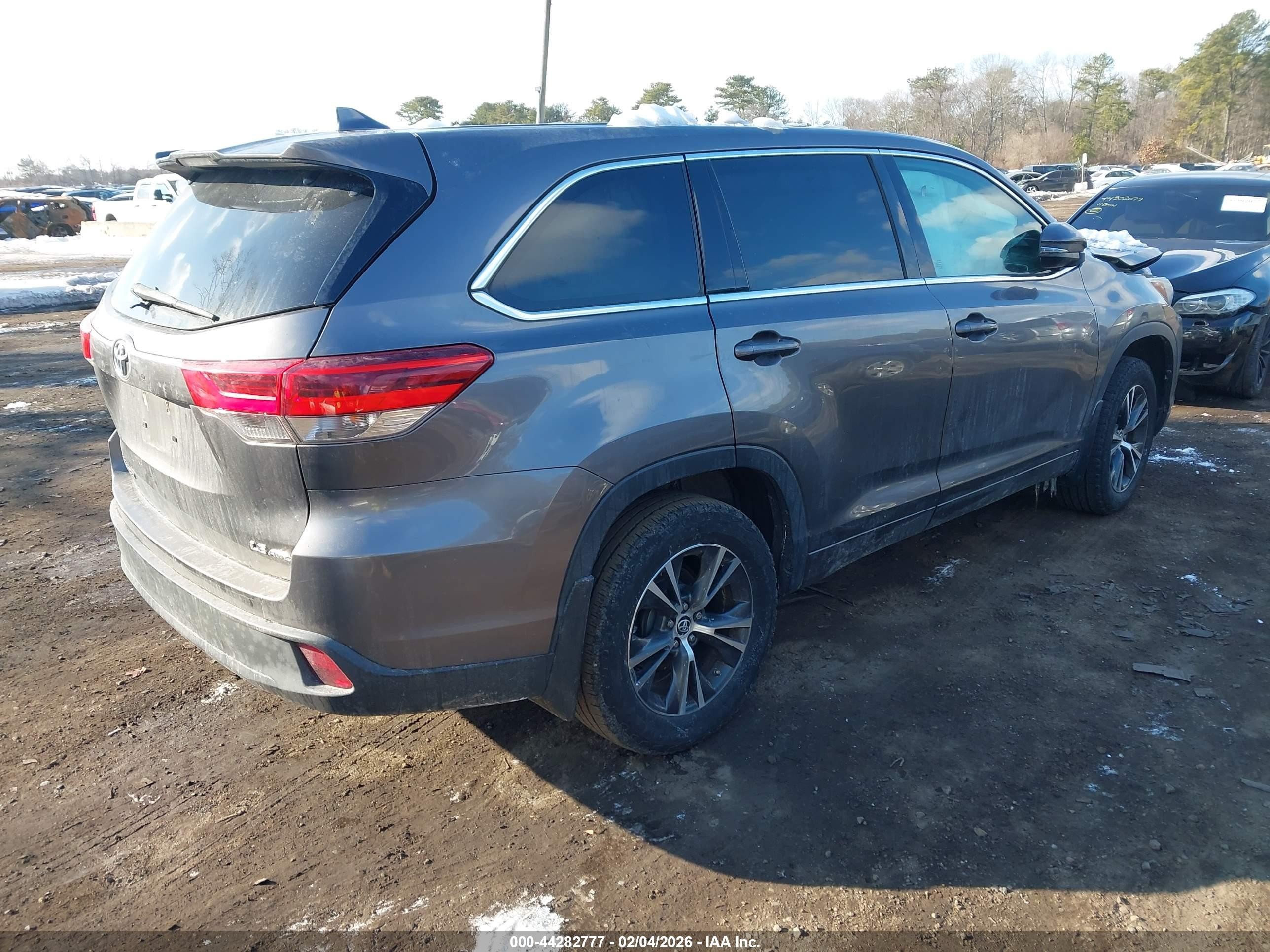 2018 Toyota Highlander Le Plus Gray vin: 5TDBZRFH1JS896467