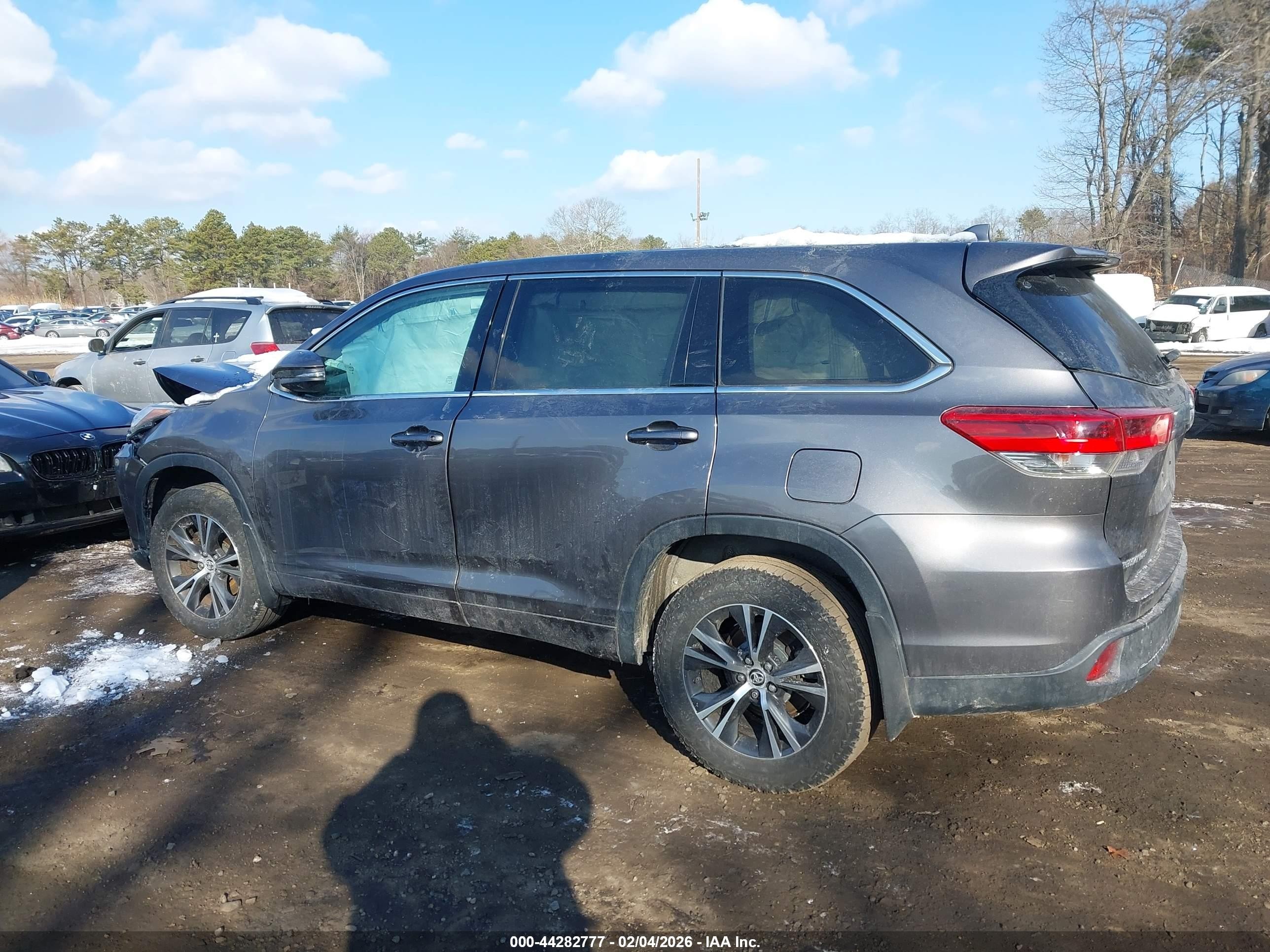 2018 Toyota Highlander Le Plus Gray vin: 5TDBZRFH1JS896467