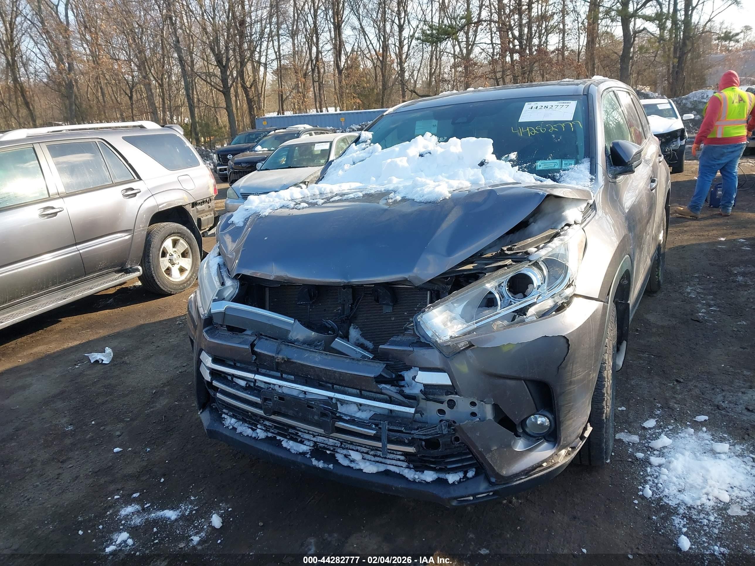 2018 Toyota Highlander Le Plus Gray vin: 5TDBZRFH1JS896467