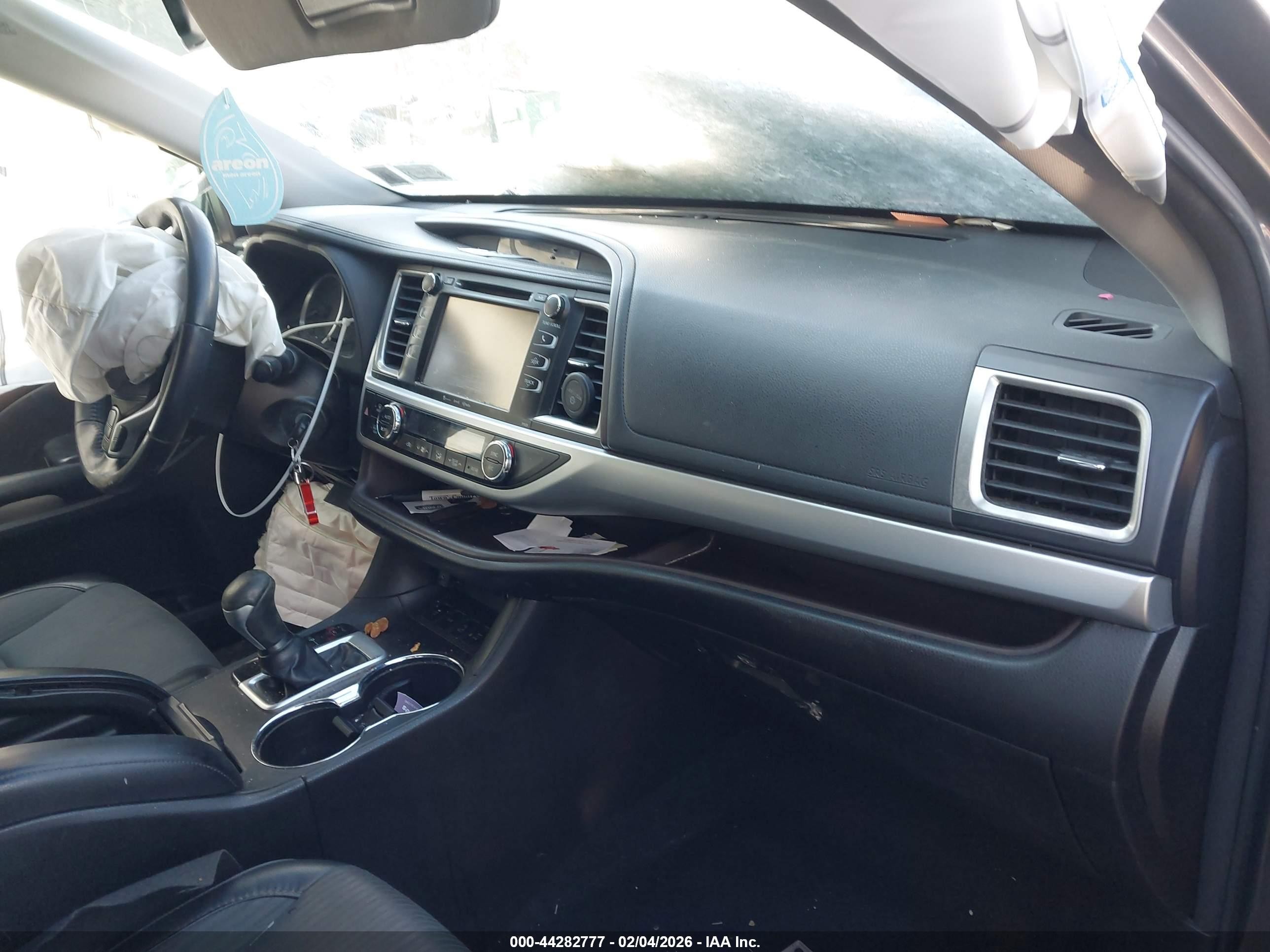 2018 Toyota Highlander Le Plus Gray vin: 5TDBZRFH1JS896467