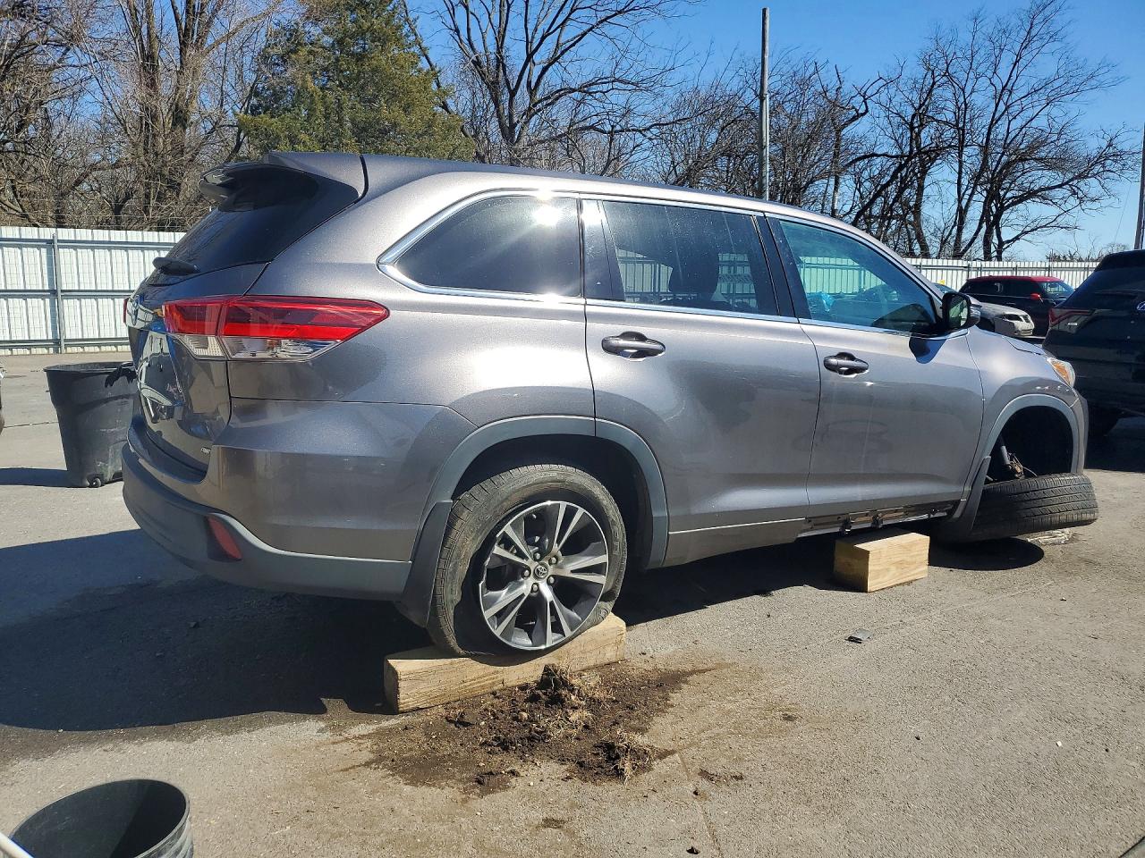 2018 Toyota Highlander Le Gray vin: 5TDBZRFH5JS898836