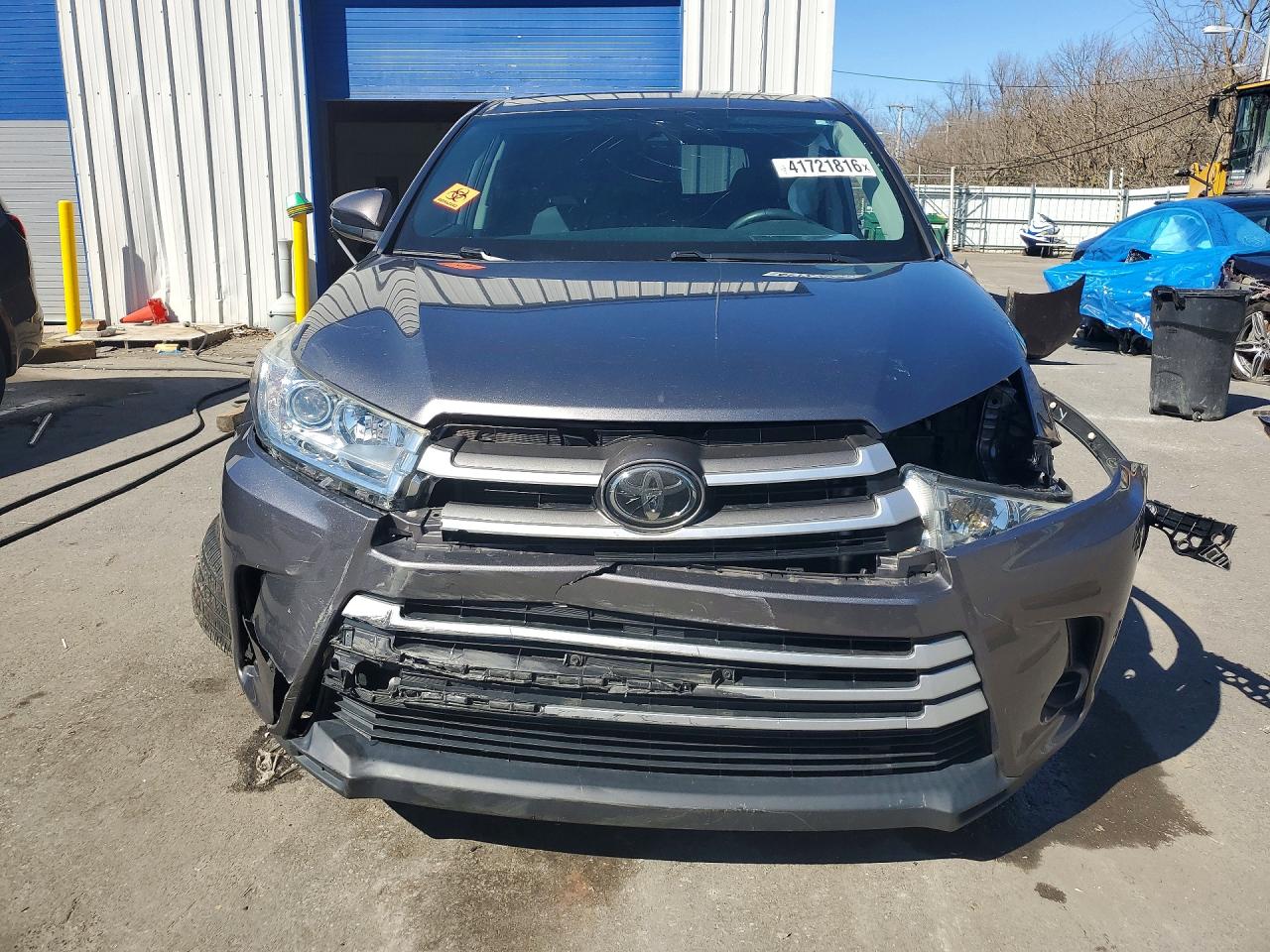 2018 Toyota Highlander Le Gray vin: 5TDBZRFH5JS898836