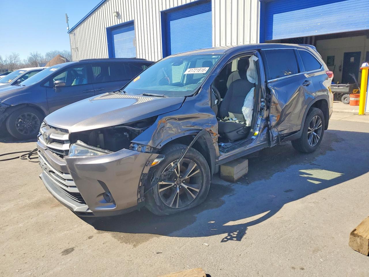 2018 Toyota Highlander Le Gray vin: 5TDBZRFH5JS898836