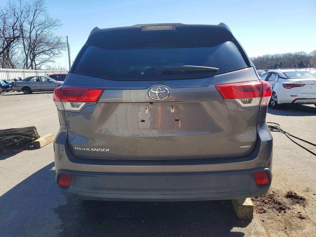 2018 Toyota Highlander Le Gray vin: 5TDBZRFH5JS898836