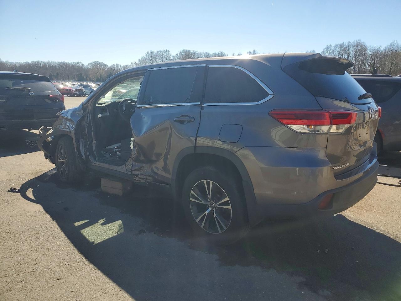 2018 Toyota Highlander Le Gray vin: 5TDBZRFH5JS898836
