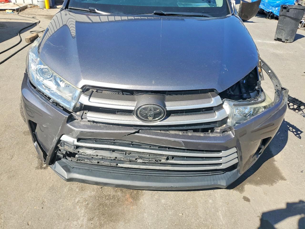 2018 Toyota Highlander Le Gray vin: 5TDBZRFH5JS898836