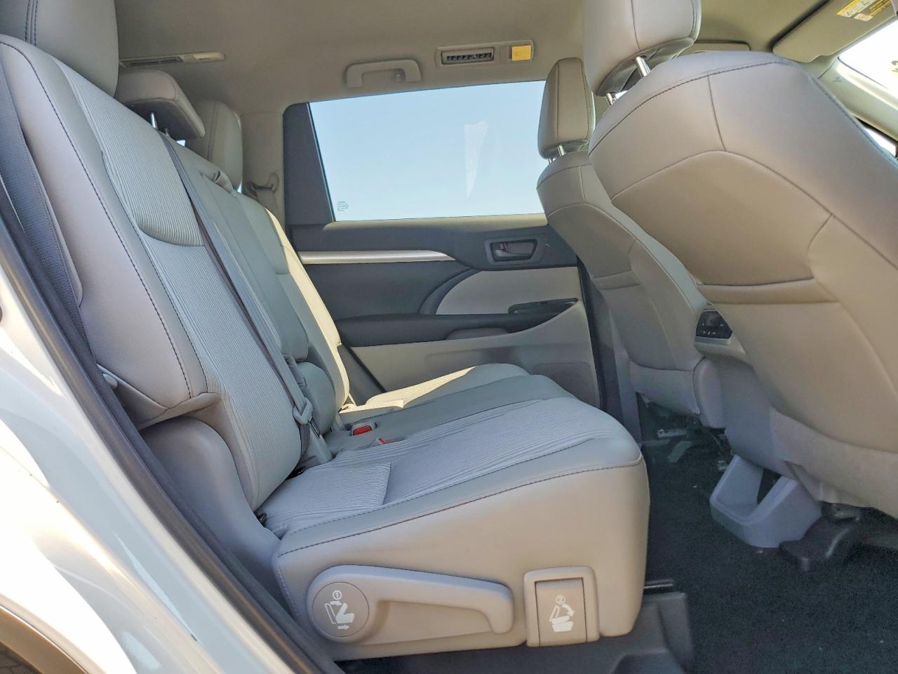 2017 Toyota Highlander Le Plus White vin: 5TDBZRFH7HS426437