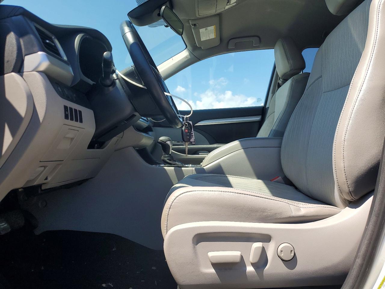 2017 Toyota Highlander Le Plus White vin: 5TDBZRFH7HS426437