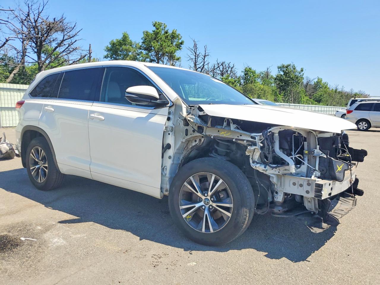 2017 Toyota Highlander Le Plus White vin: 5TDBZRFH7HS426437