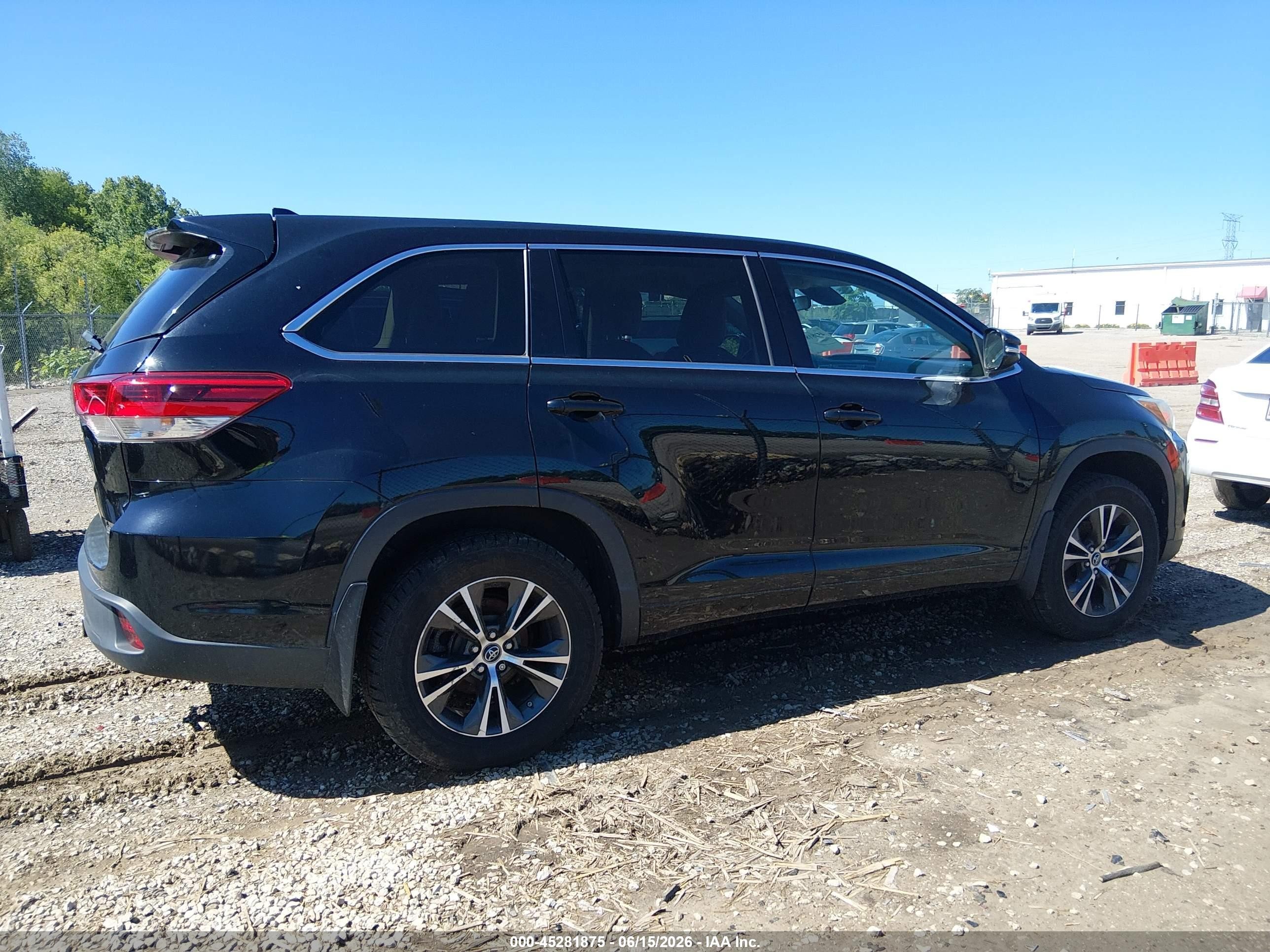 2018 Toyota Highlander Le Plus Black vin: 5TDBZRFH8JS493103
