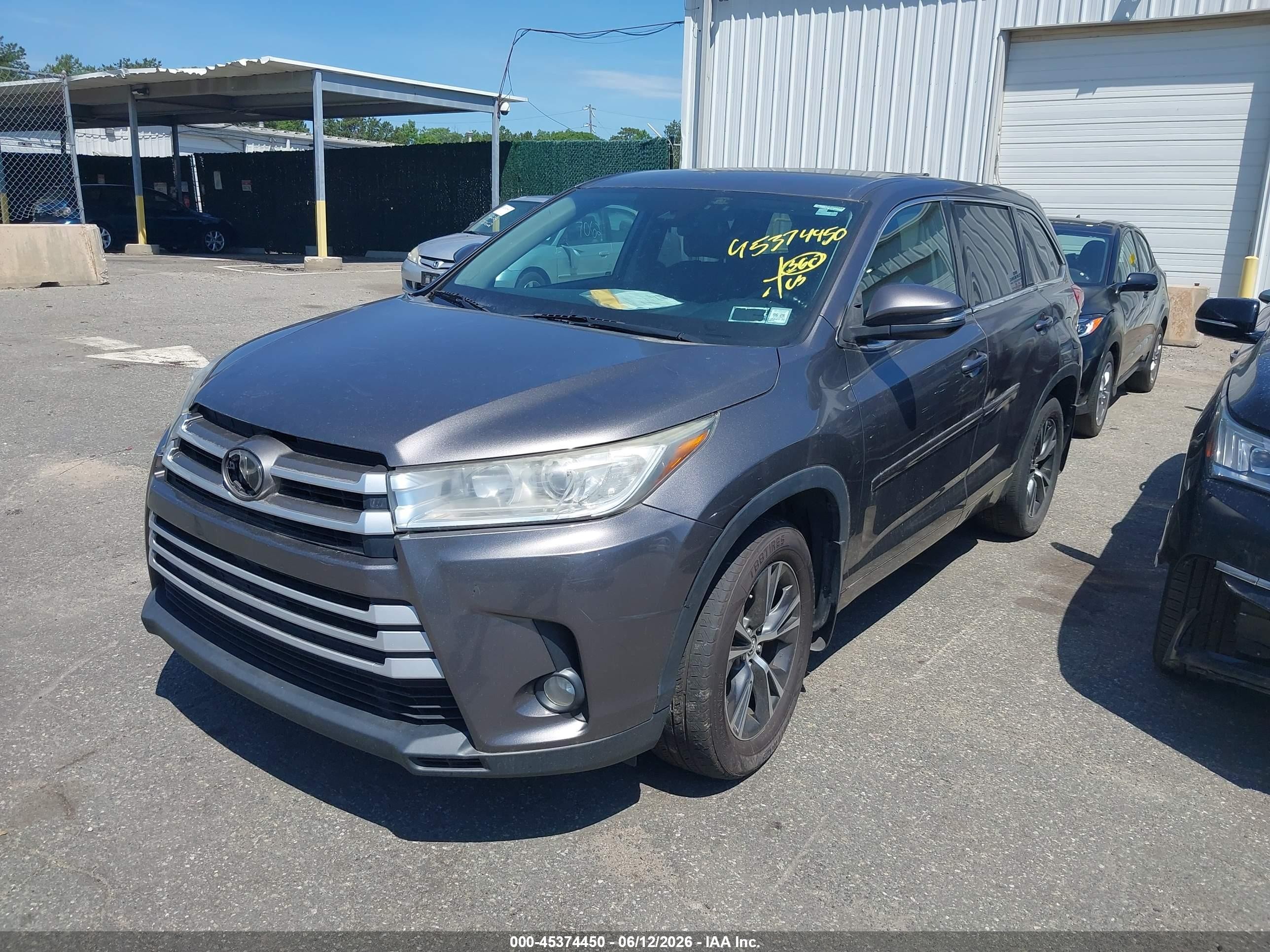 2018 Toyota Highlander Le Plus Gray vin: 5TDBZRFH9JS865113