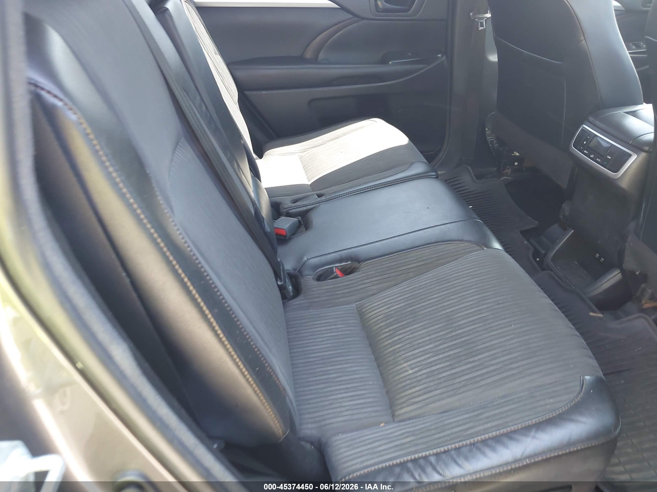 2018 Toyota Highlander Le Plus Gray vin: 5TDBZRFH9JS865113