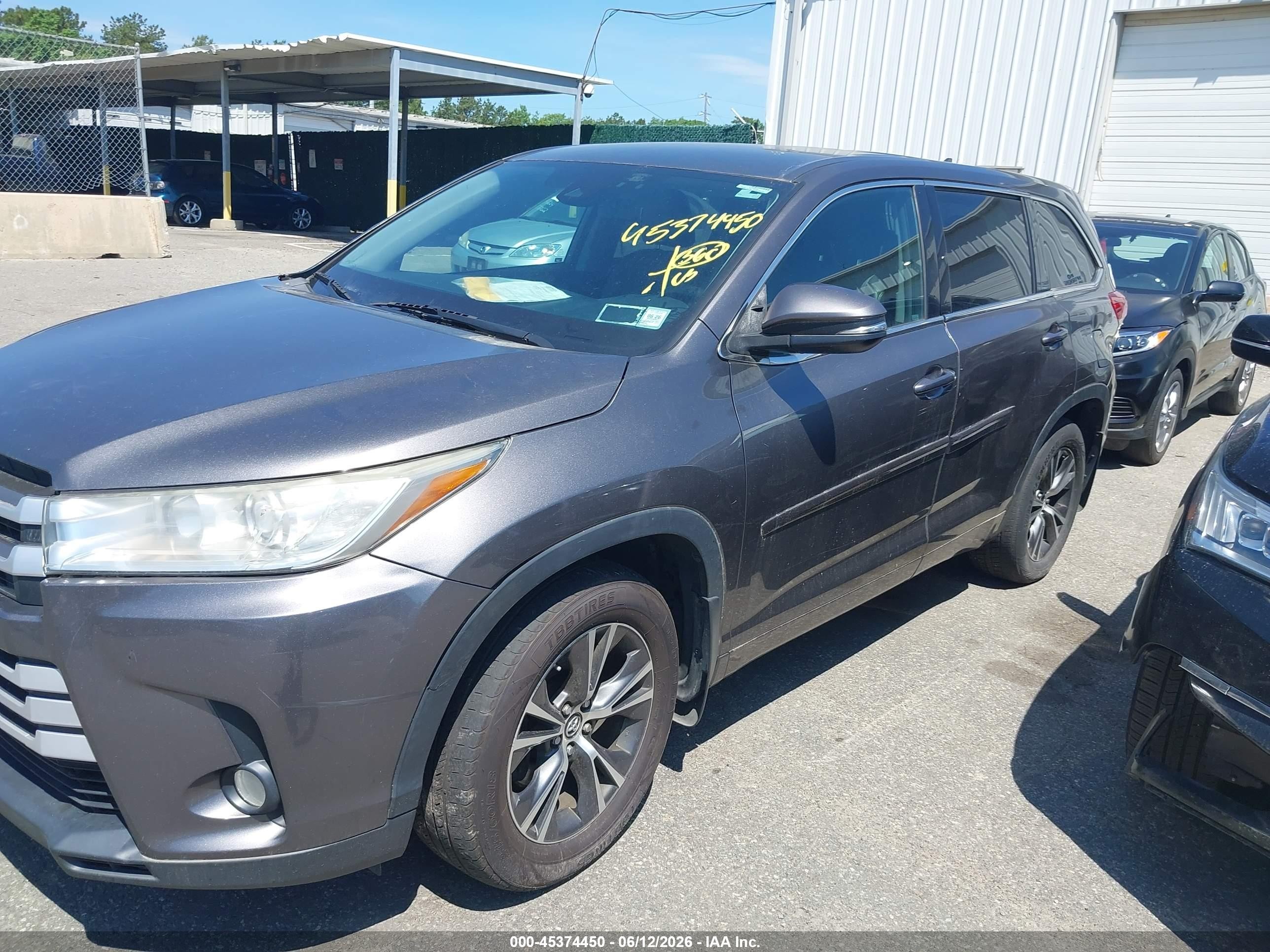 2018 Toyota Highlander Le Plus Gray vin: 5TDBZRFH9JS865113