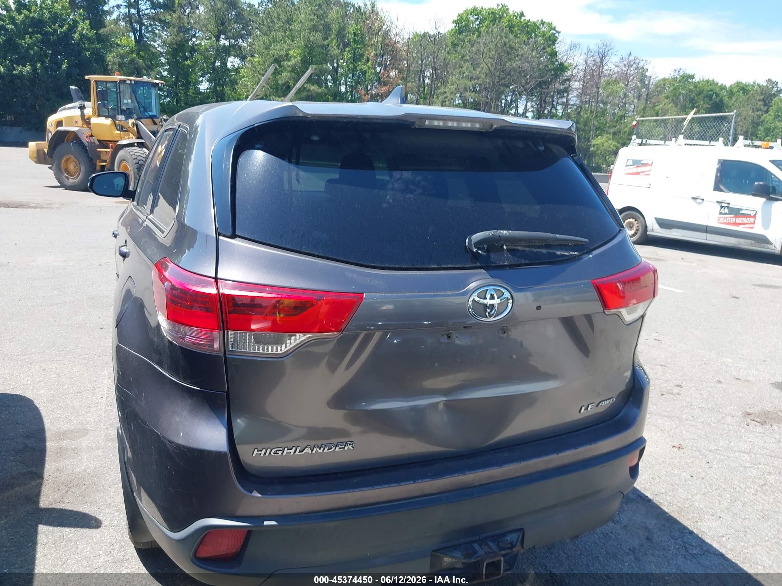 2018 Toyota Highlander Le Plus Gray vin: 5TDBZRFH9JS865113