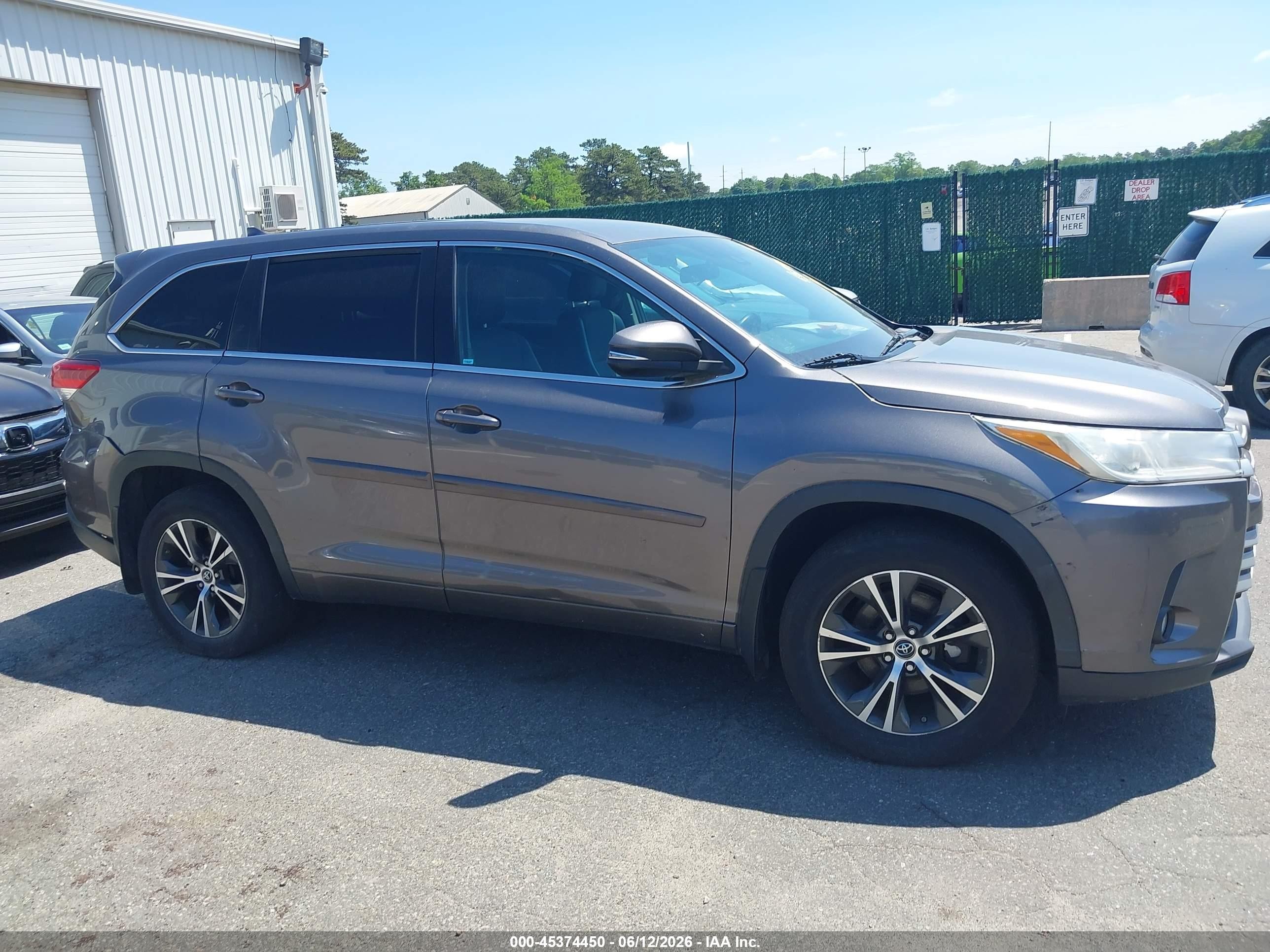 2018 Toyota Highlander Le Plus Gray vin: 5TDBZRFH9JS865113
