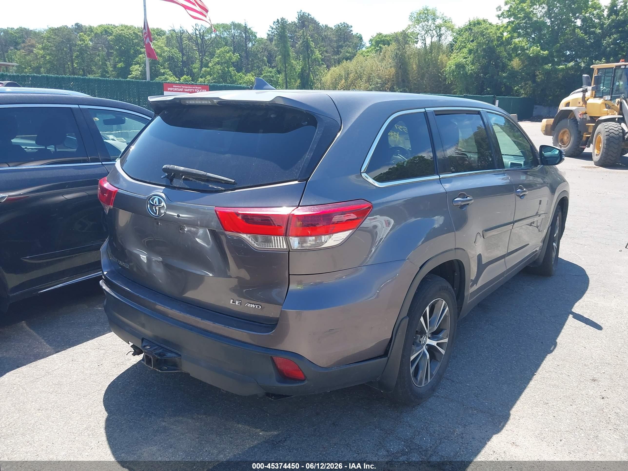 2018 Toyota Highlander Le Plus Gray vin: 5TDBZRFH9JS865113
