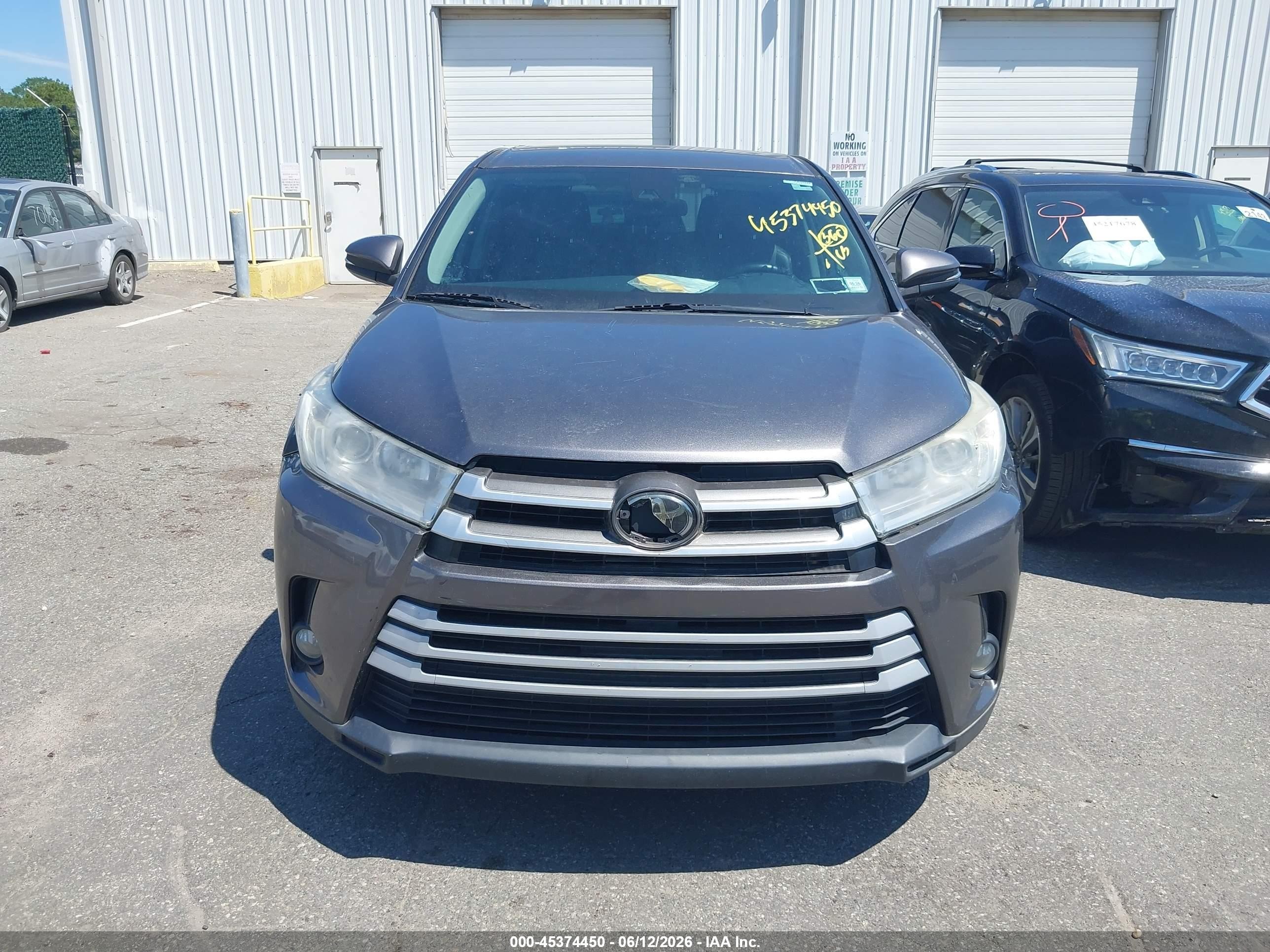 2018 Toyota Highlander Le Plus Gray vin: 5TDBZRFH9JS865113