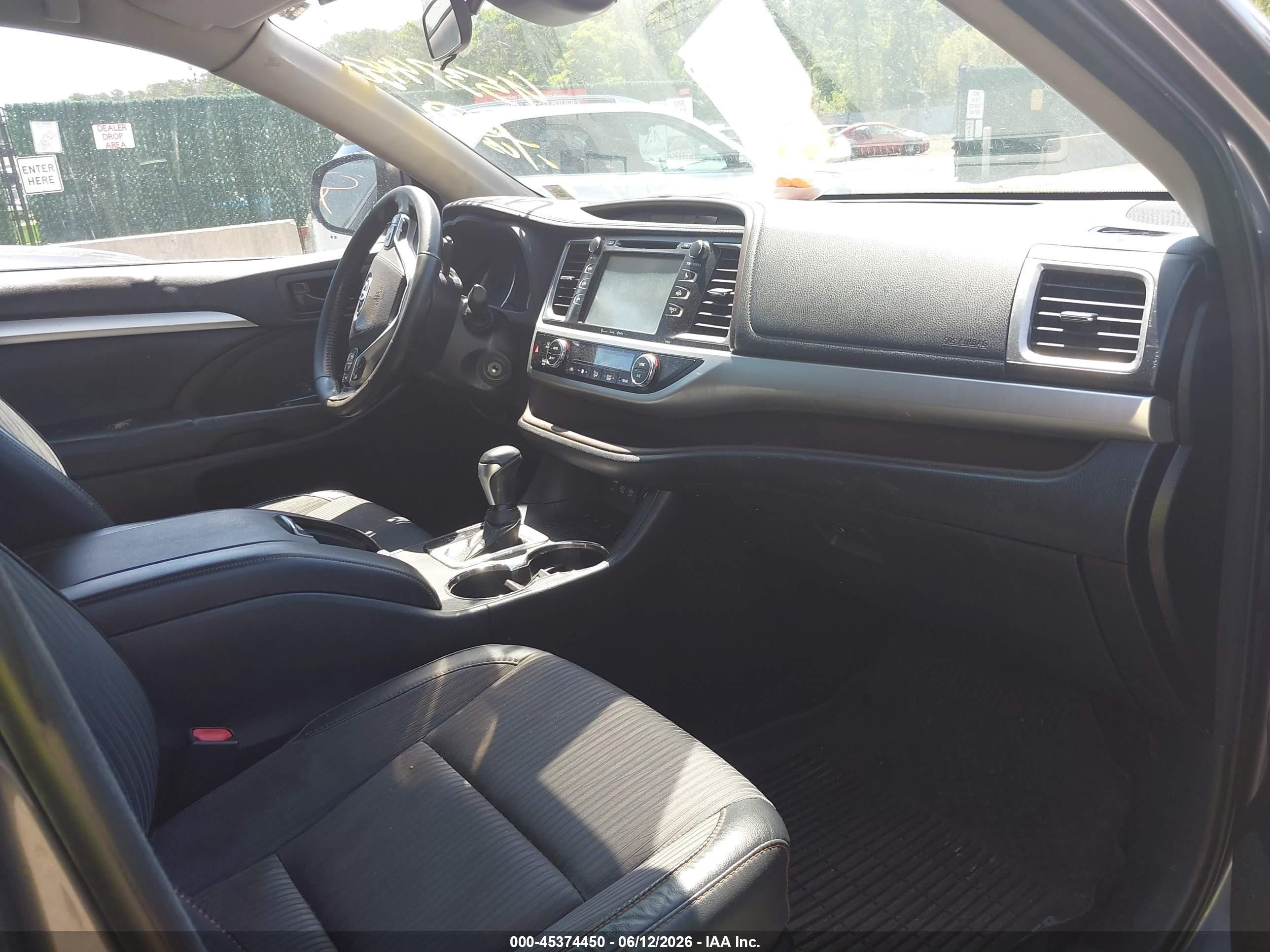 2018 Toyota Highlander Le Plus Gray vin: 5TDBZRFH9JS865113