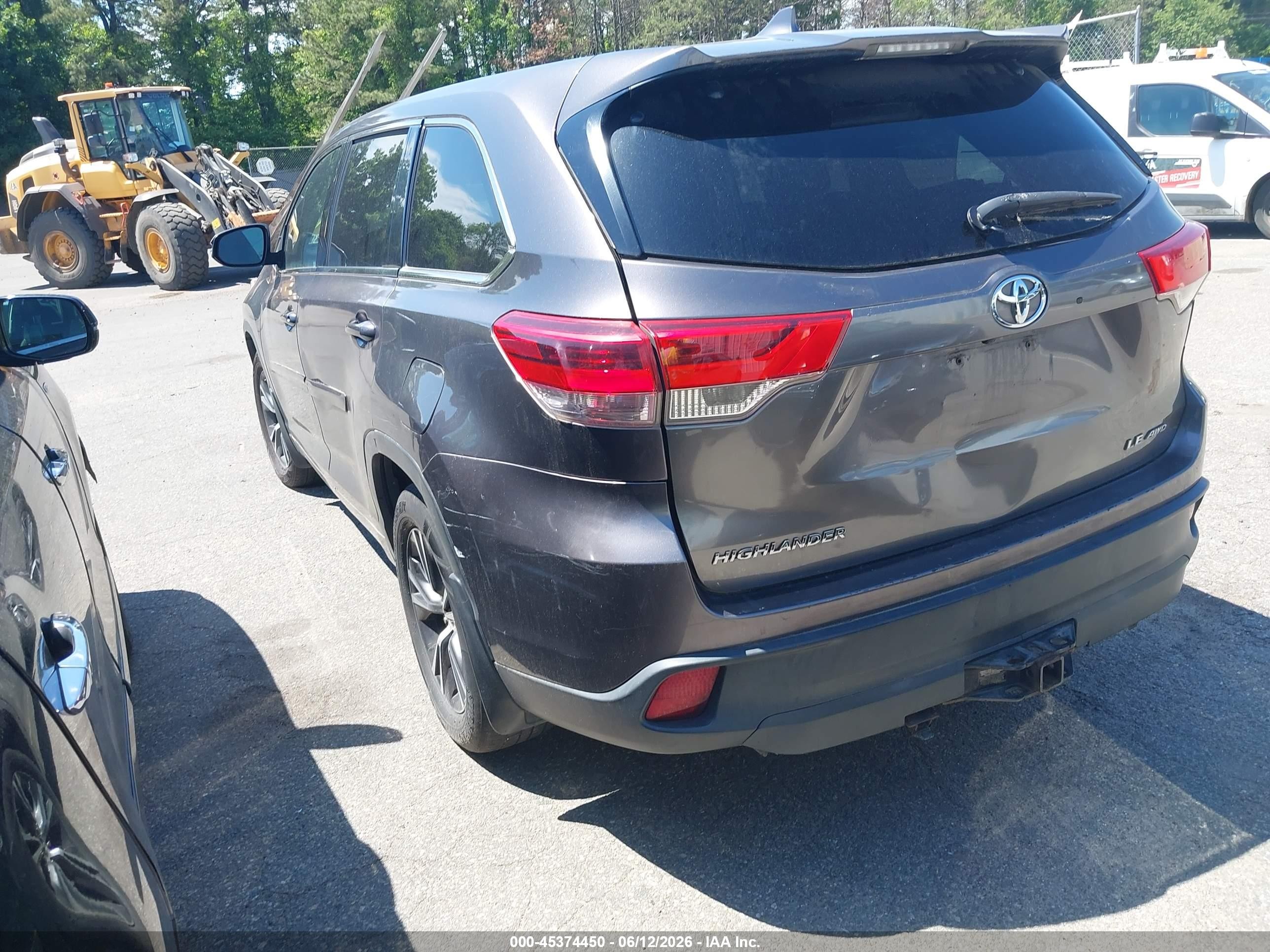 2018 Toyota Highlander Le Plus Gray vin: 5TDBZRFH9JS865113