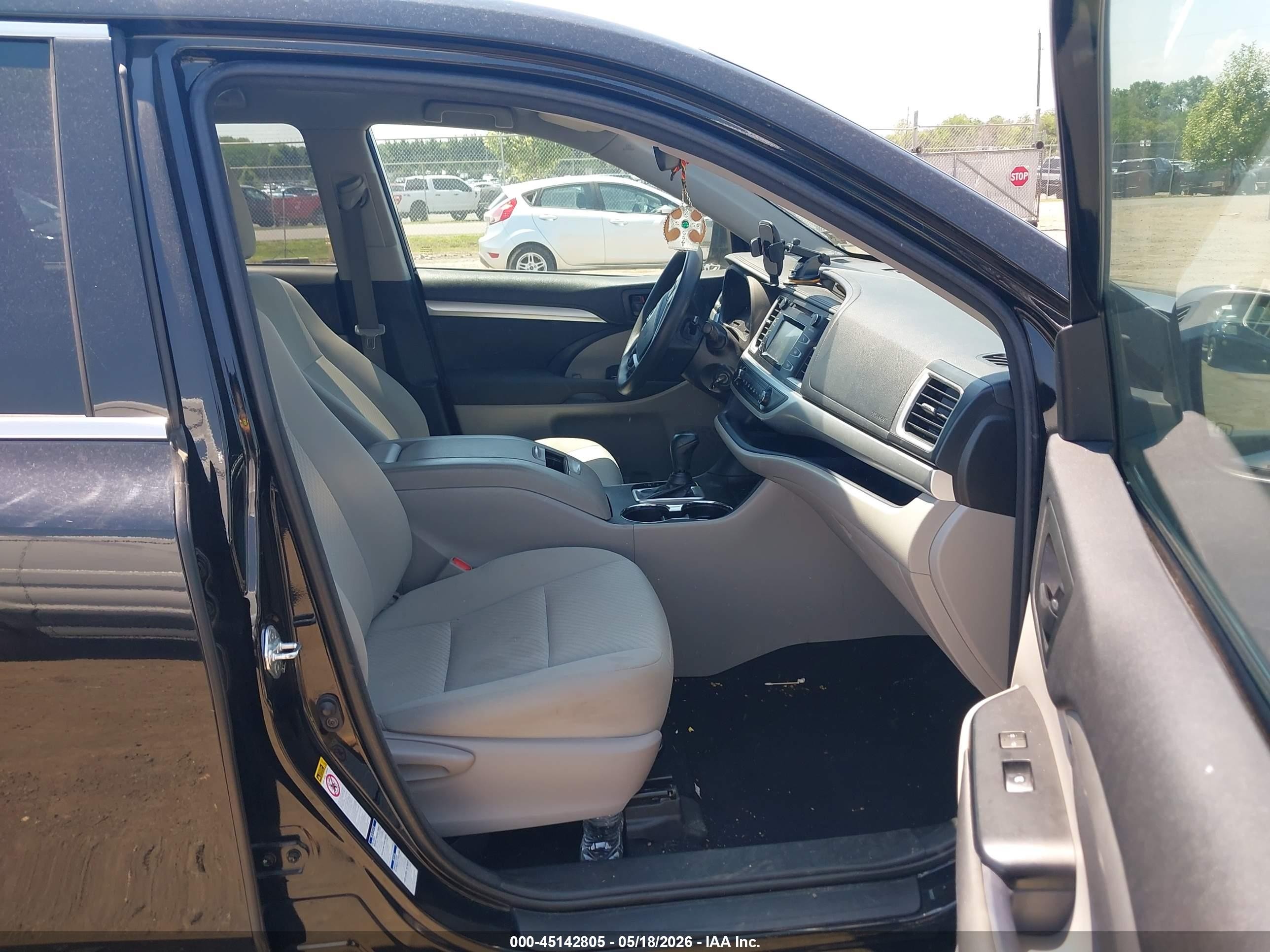 2018 Toyota Highlander Le Black vin: 5TDBZRFH9JS870330