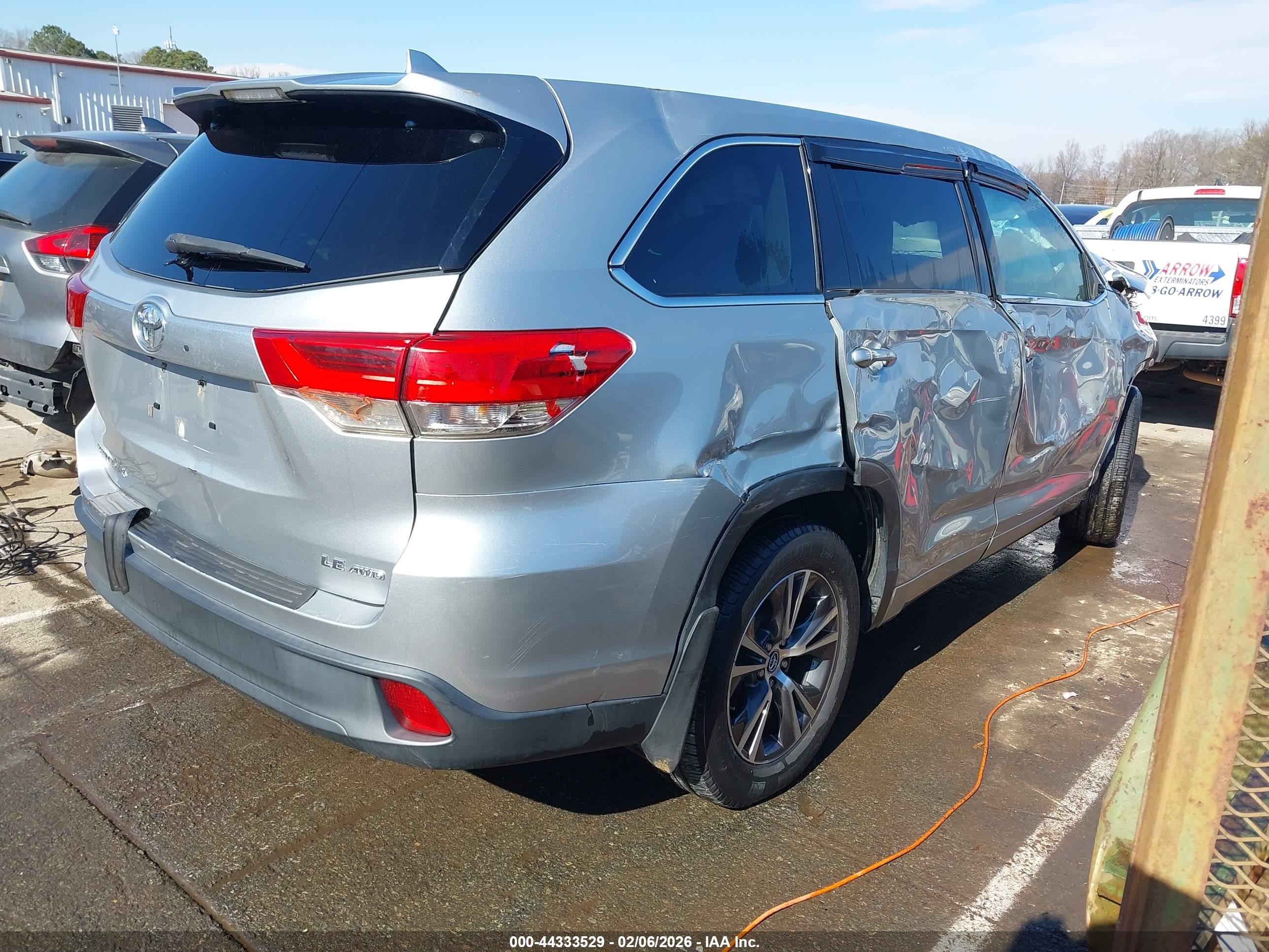 2017 Toyota Highlander Le Plus Silver vin: 5TDBZRFHXHS357730