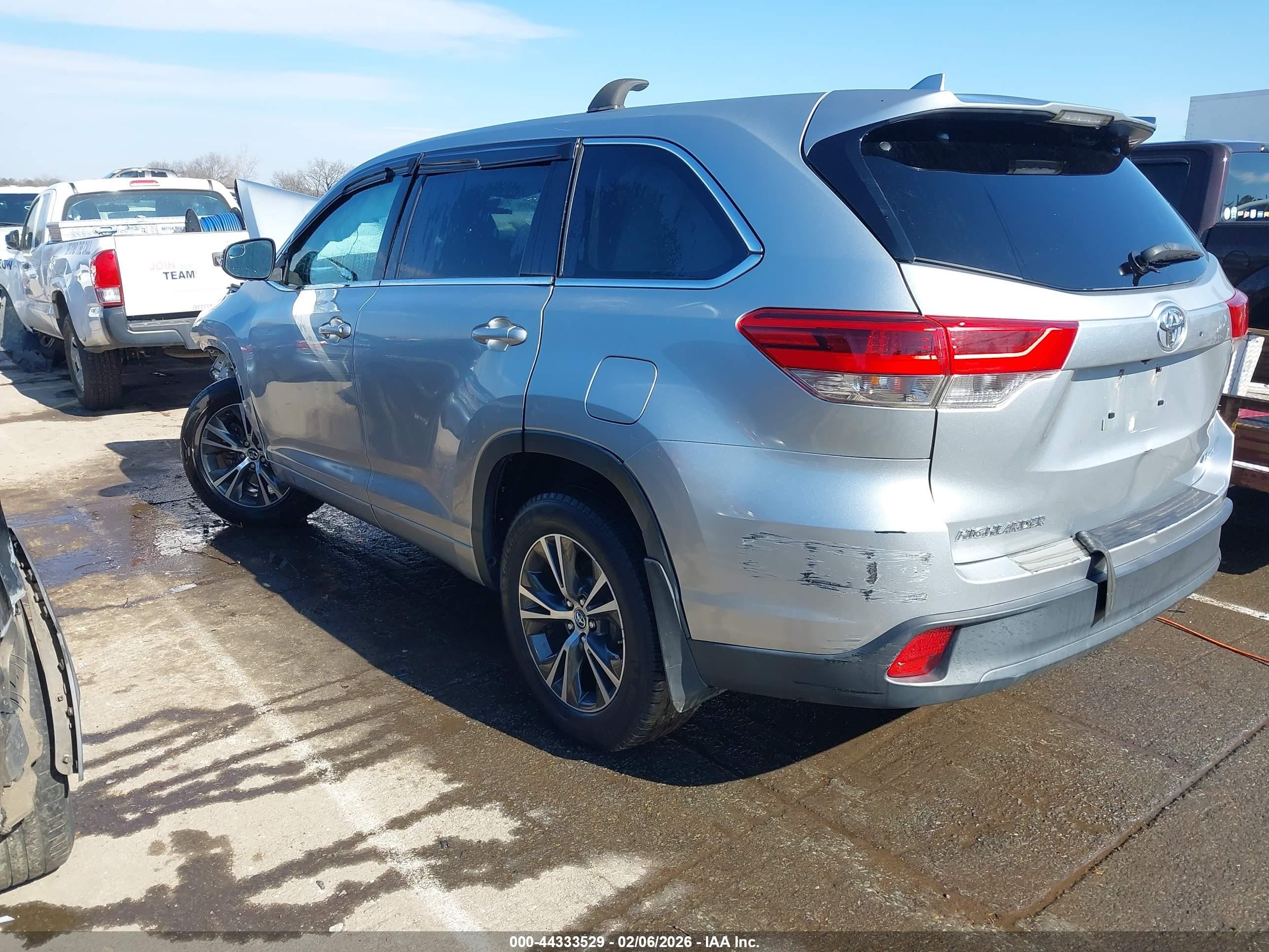 2017 Toyota Highlander Le Plus Silver vin: 5TDBZRFHXHS357730