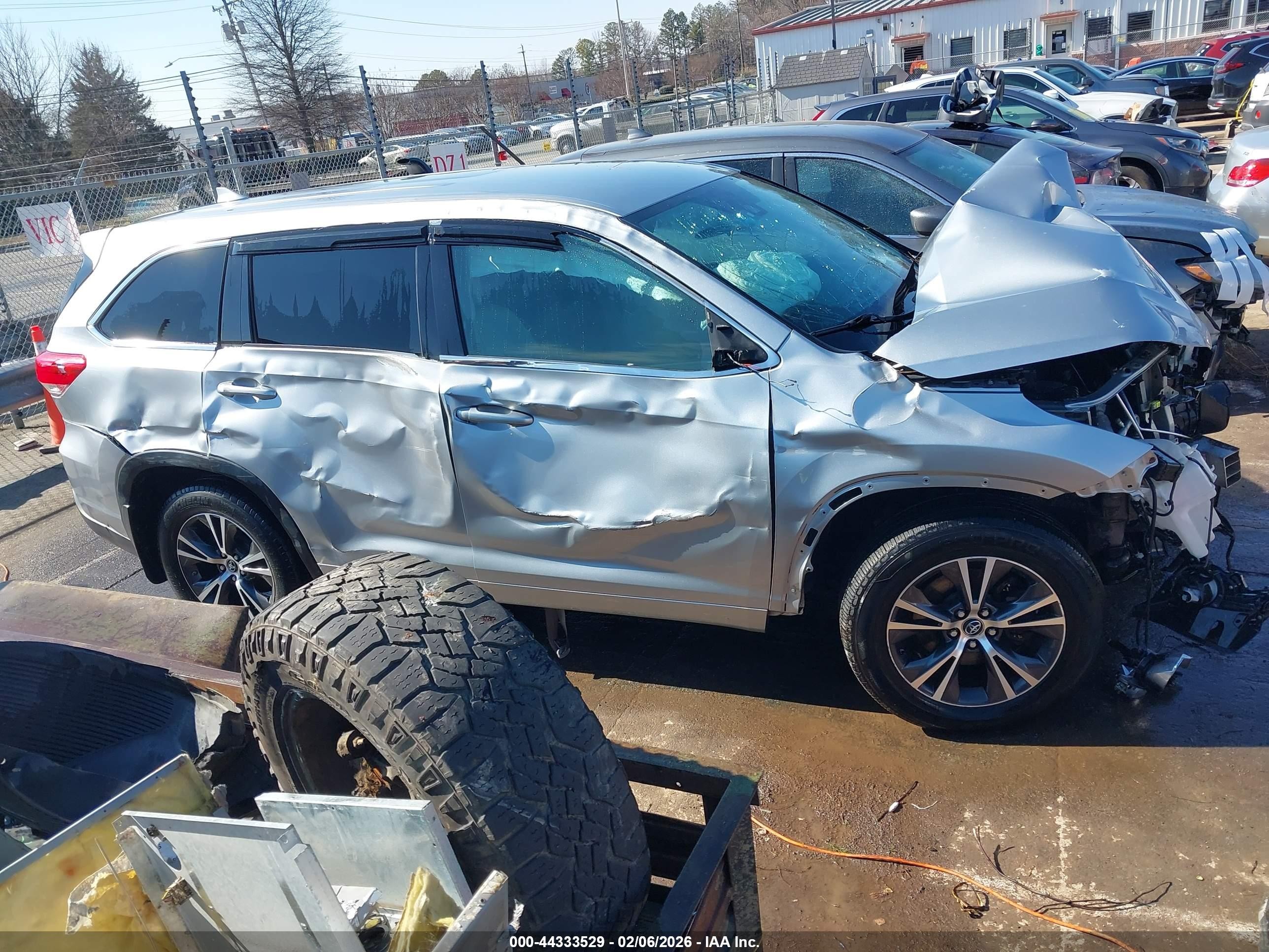 2017 Toyota Highlander Le Plus Silver vin: 5TDBZRFHXHS357730