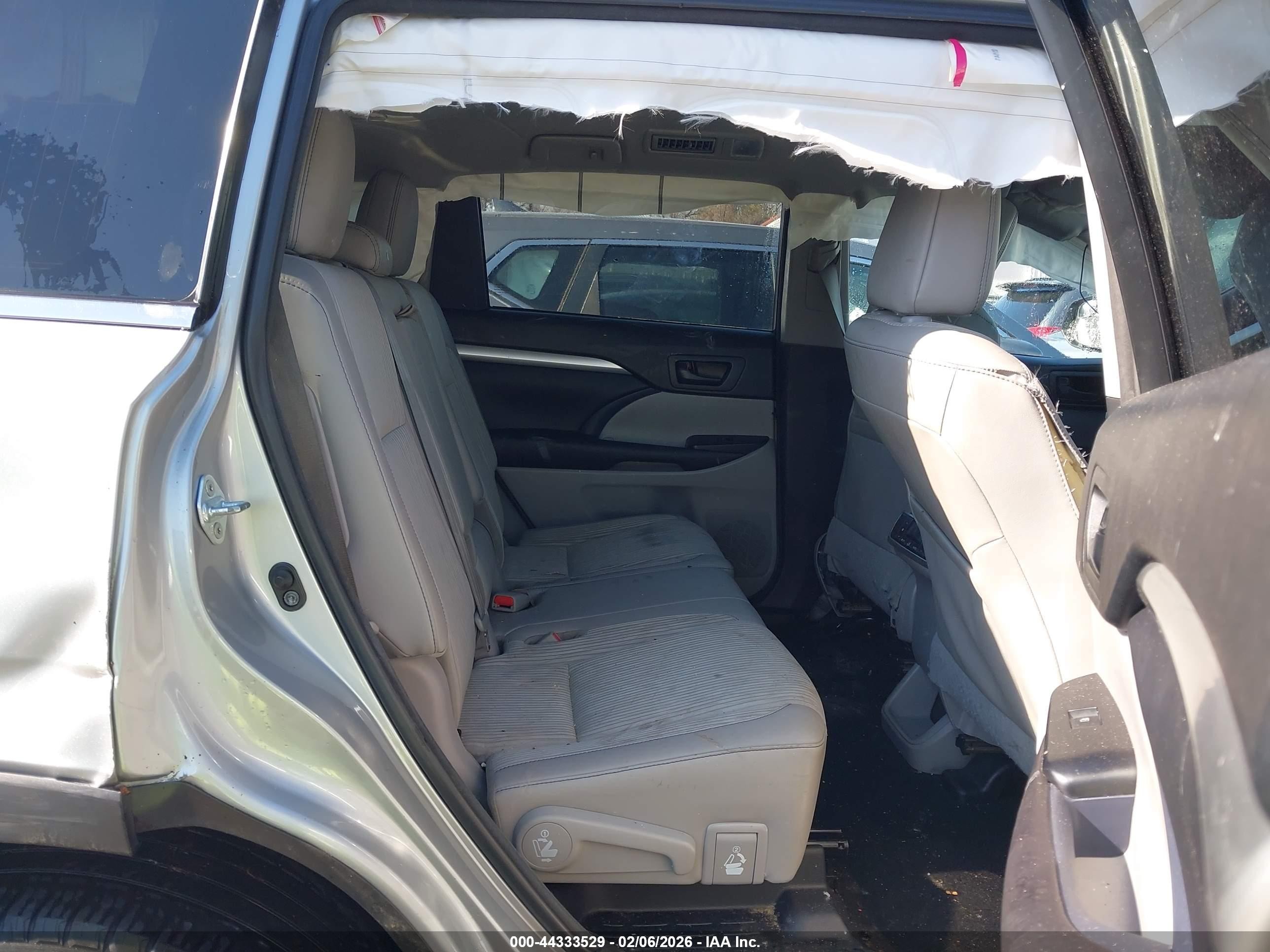 2017 Toyota Highlander Le Plus Silver vin: 5TDBZRFHXHS357730