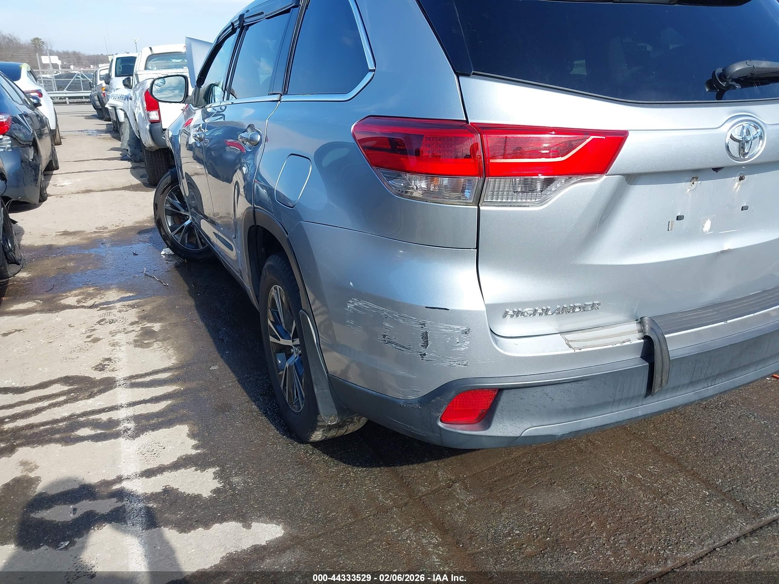 2017 Toyota Highlander Le Plus Silver vin: 5TDBZRFHXHS357730
