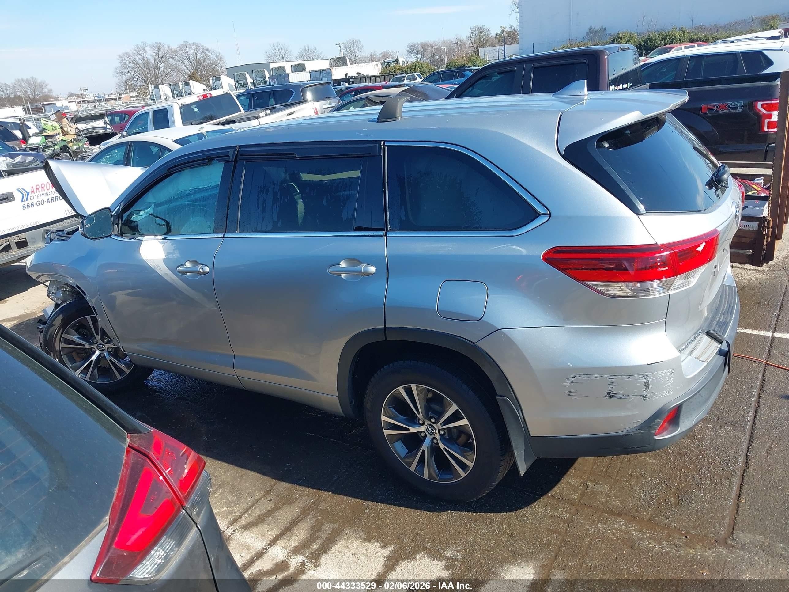2017 Toyota Highlander Le Plus Silver vin: 5TDBZRFHXHS357730